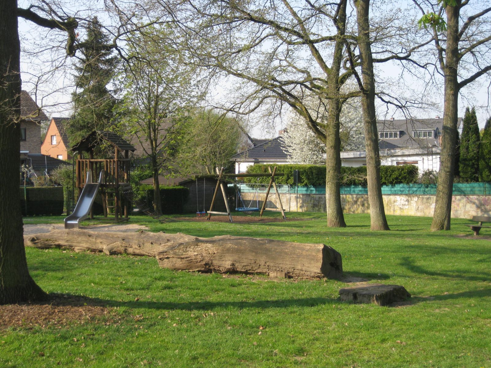 in Lohmar sperrte die Stadt den Kinderspielplatz Lerchenweg, weil dort die Raupen des Eichenprozessionsspinners entdeckt wurden.