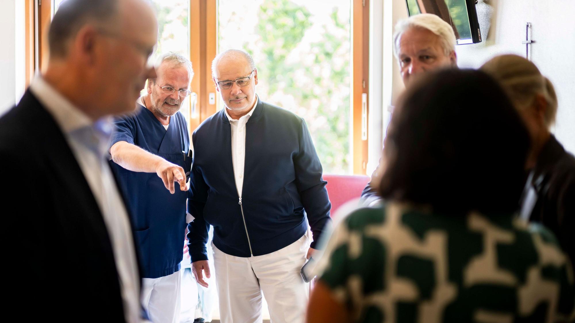 Das Bild zeigt den Staatssekretär im Gespräch mit einem Arzt.