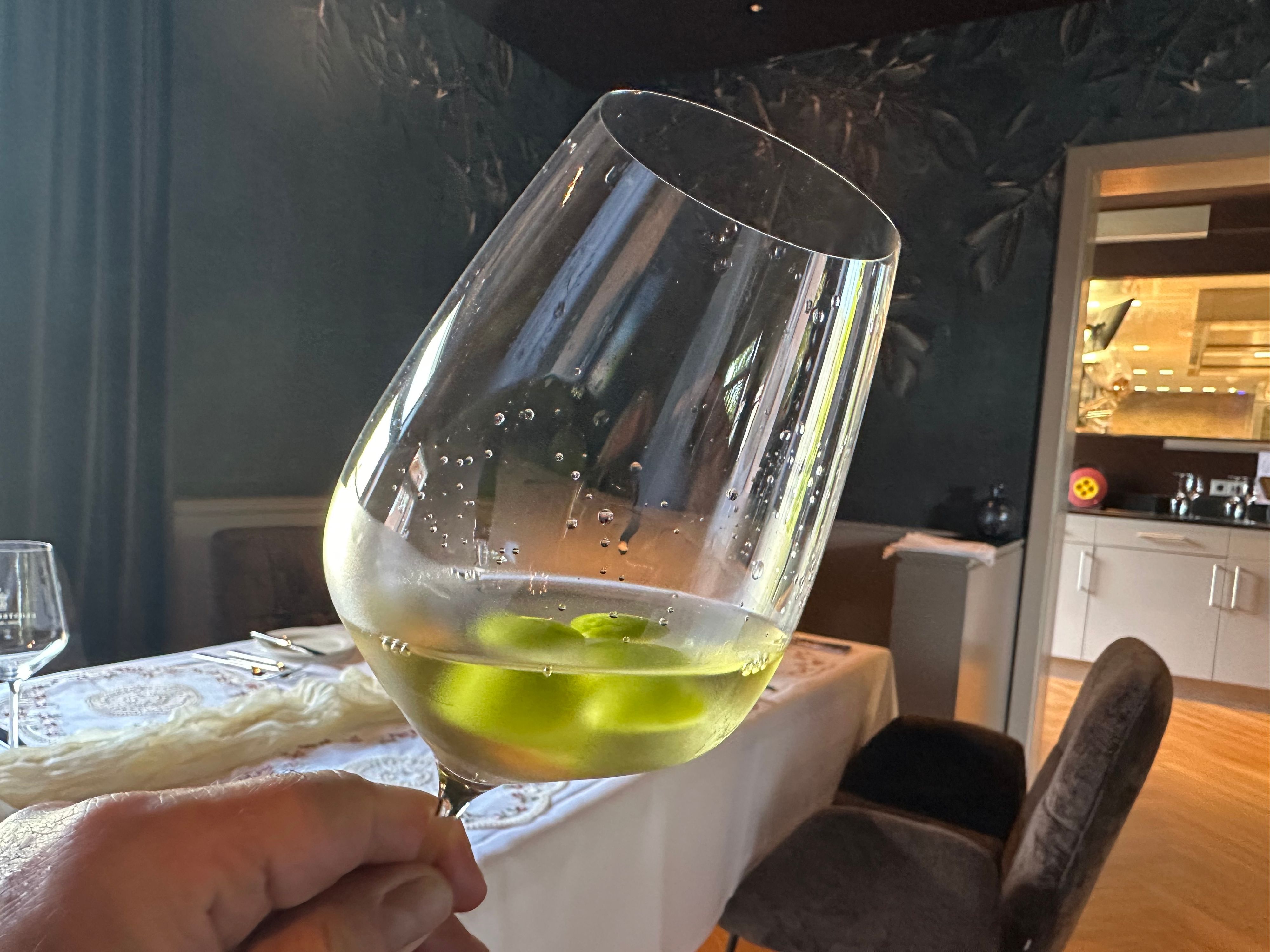 Zwei kleine Dillbomben sind im Glas zu finden, wenn der „Grüne Deliner“ serviert wird.