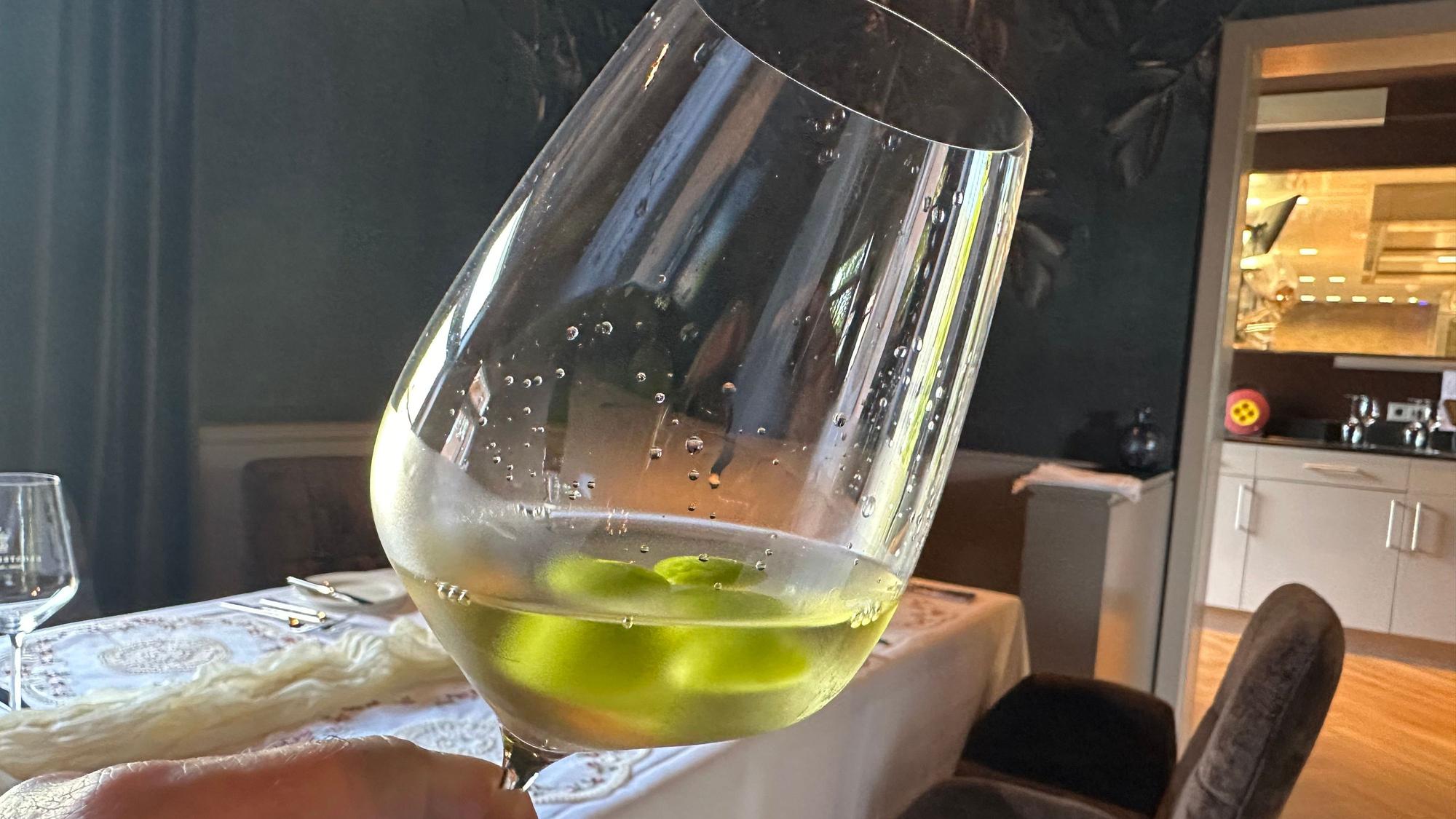 Zwei kleine Dillbomben sind im Glas zu finden, wenn der „Grüne Deliner“ serviert wird.