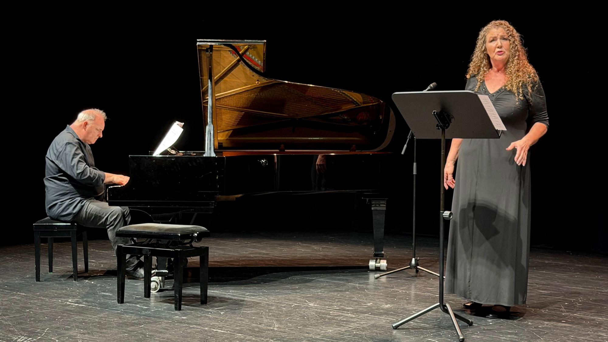 Birgit Breidenbach singt das Neujharskonzert im Kontra-Alt, der tiefsten weiblichen Stimmlage. Am Flügel begeleitete sie Jan Weigelt.