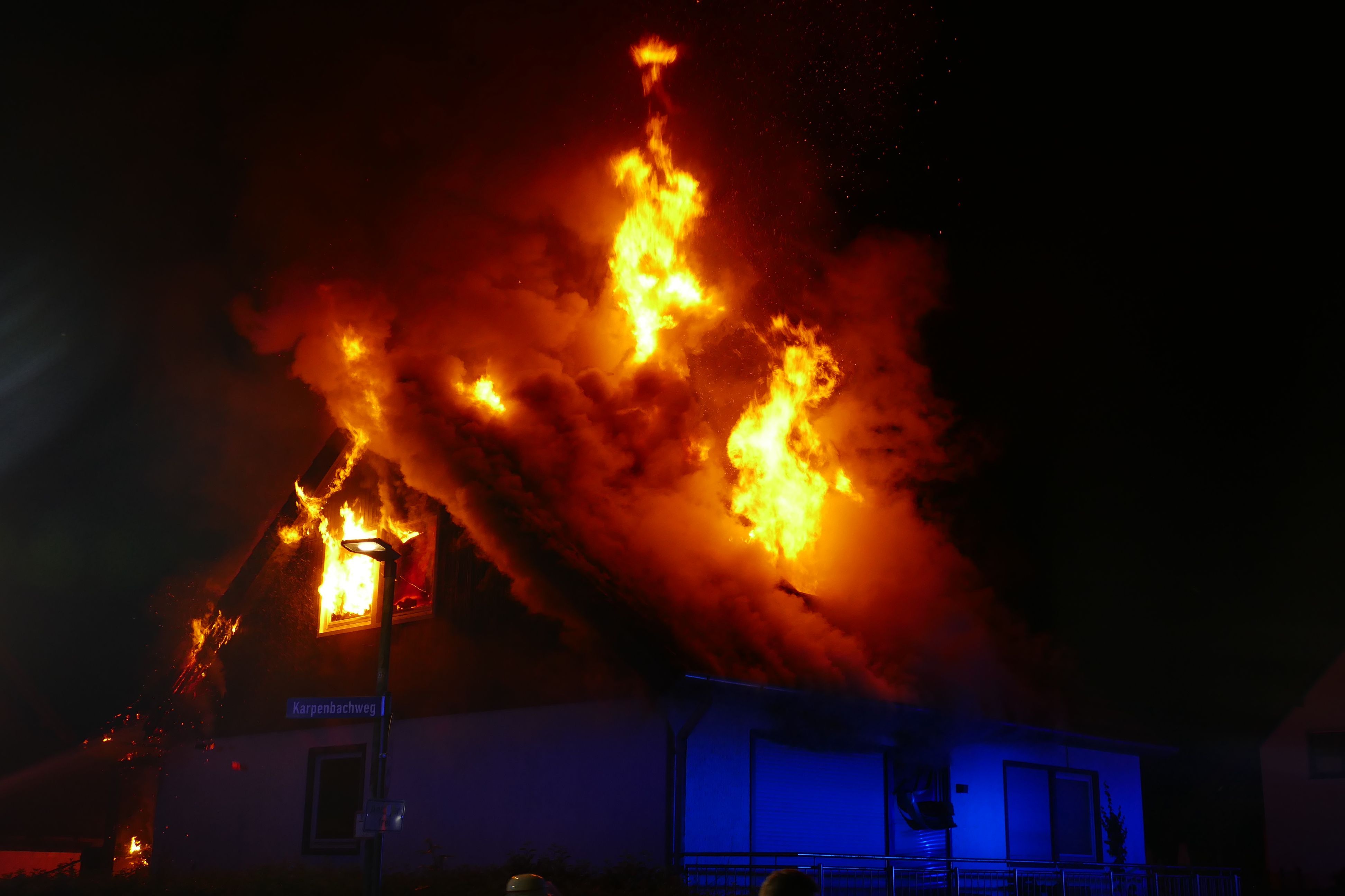 Der Dachstuhl des Fertighauses stand in Flammen.