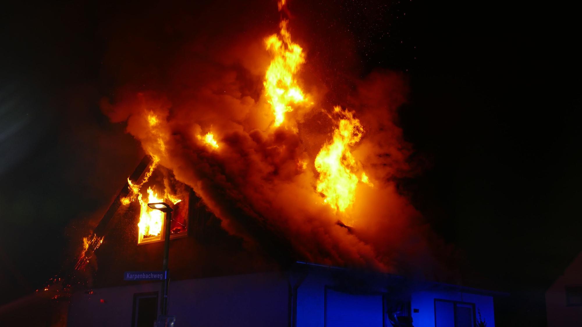 Der Dachstuhl des Fertighauses stand in Flammen.