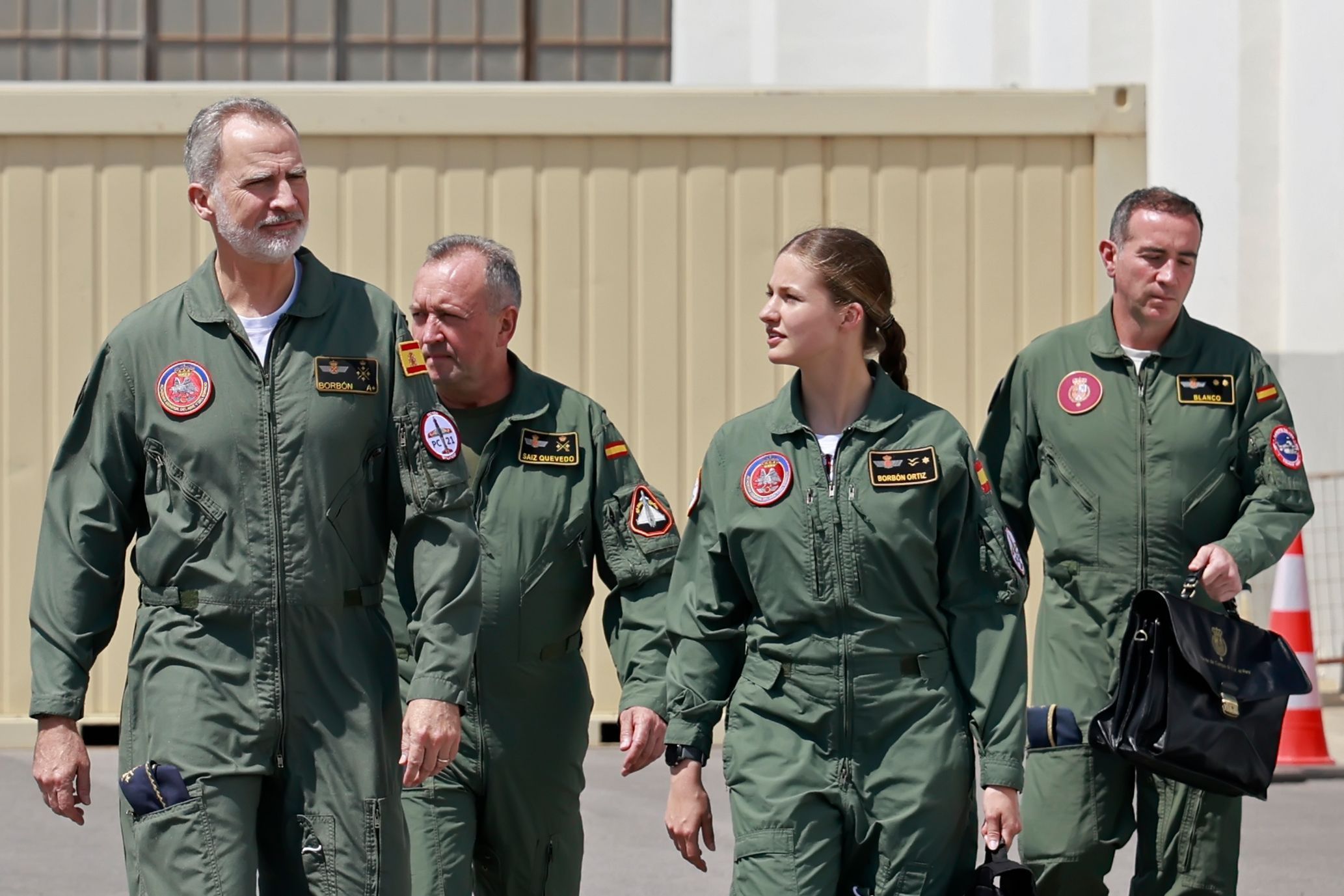 König Felipe VI. und Prinzessin Leonor bei einem militärischen Trainingsflug an der General Air and Space Academy in San Javier.