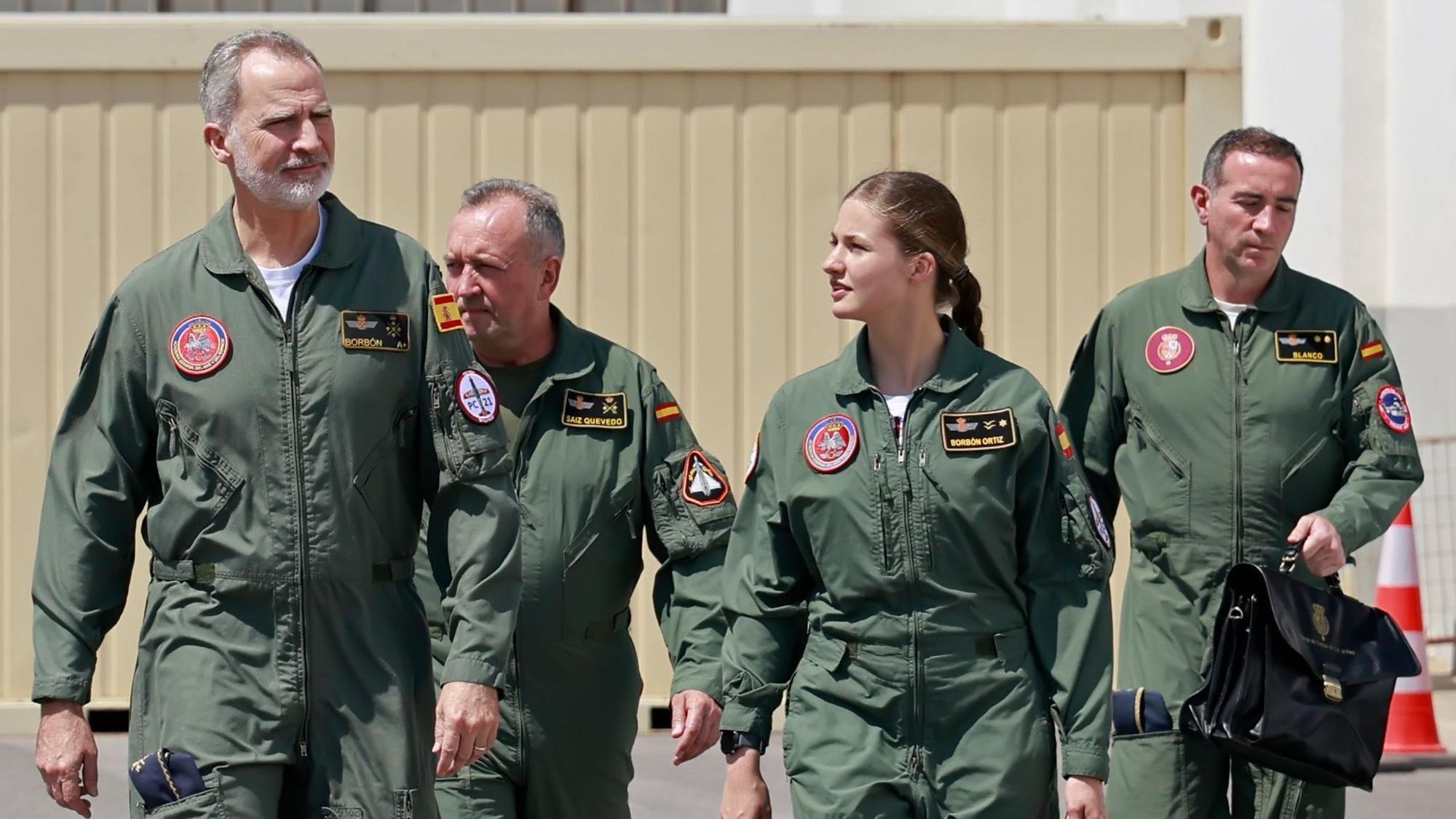 König Felipe VI. und Prinzessin Leonor bei einem militärischen Trainingsflug an der General Air and Space Academy in San Javier.