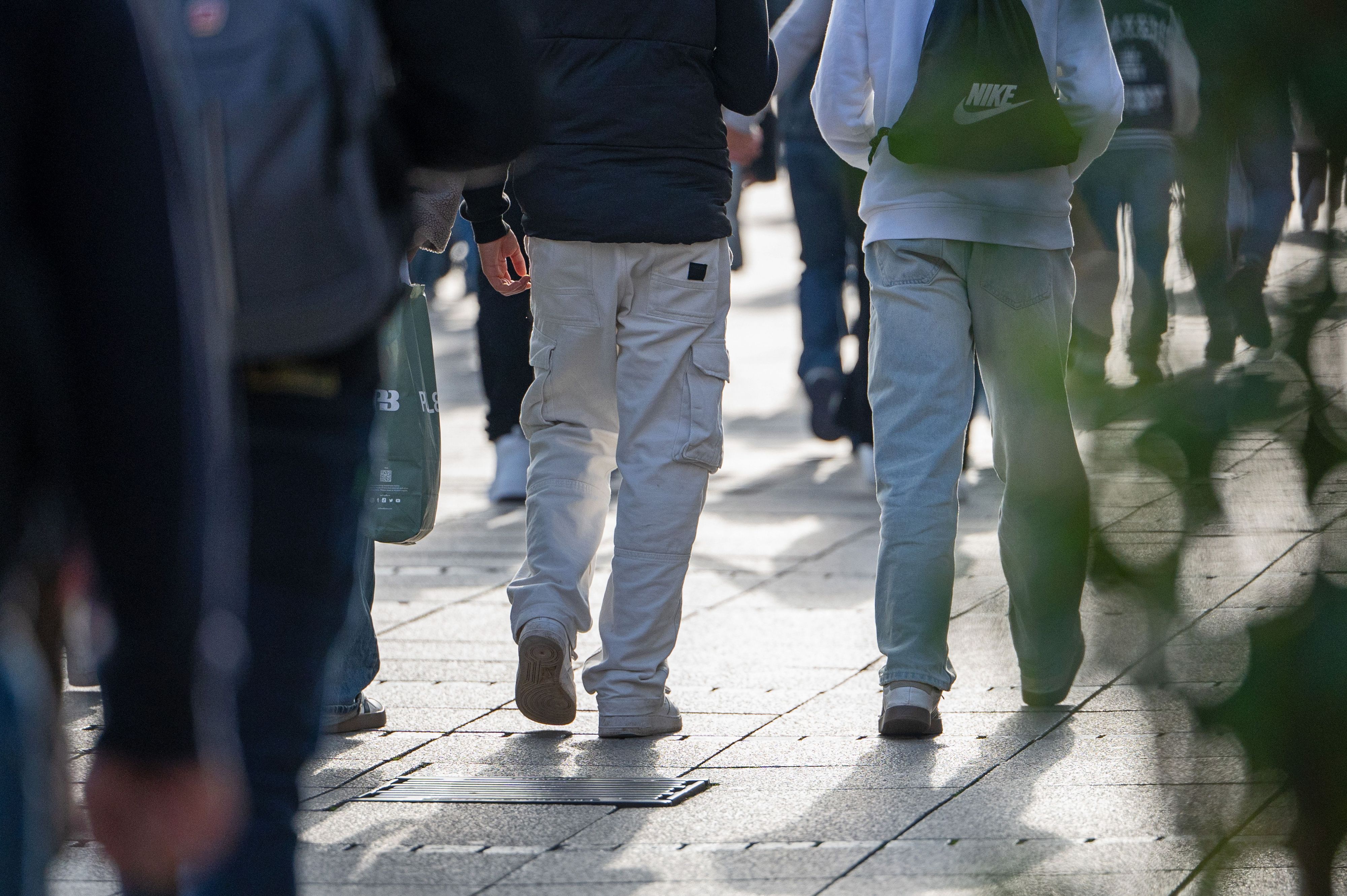 Das Symbolbild zeigt Jugendliche, die durch eine Stadt gehen