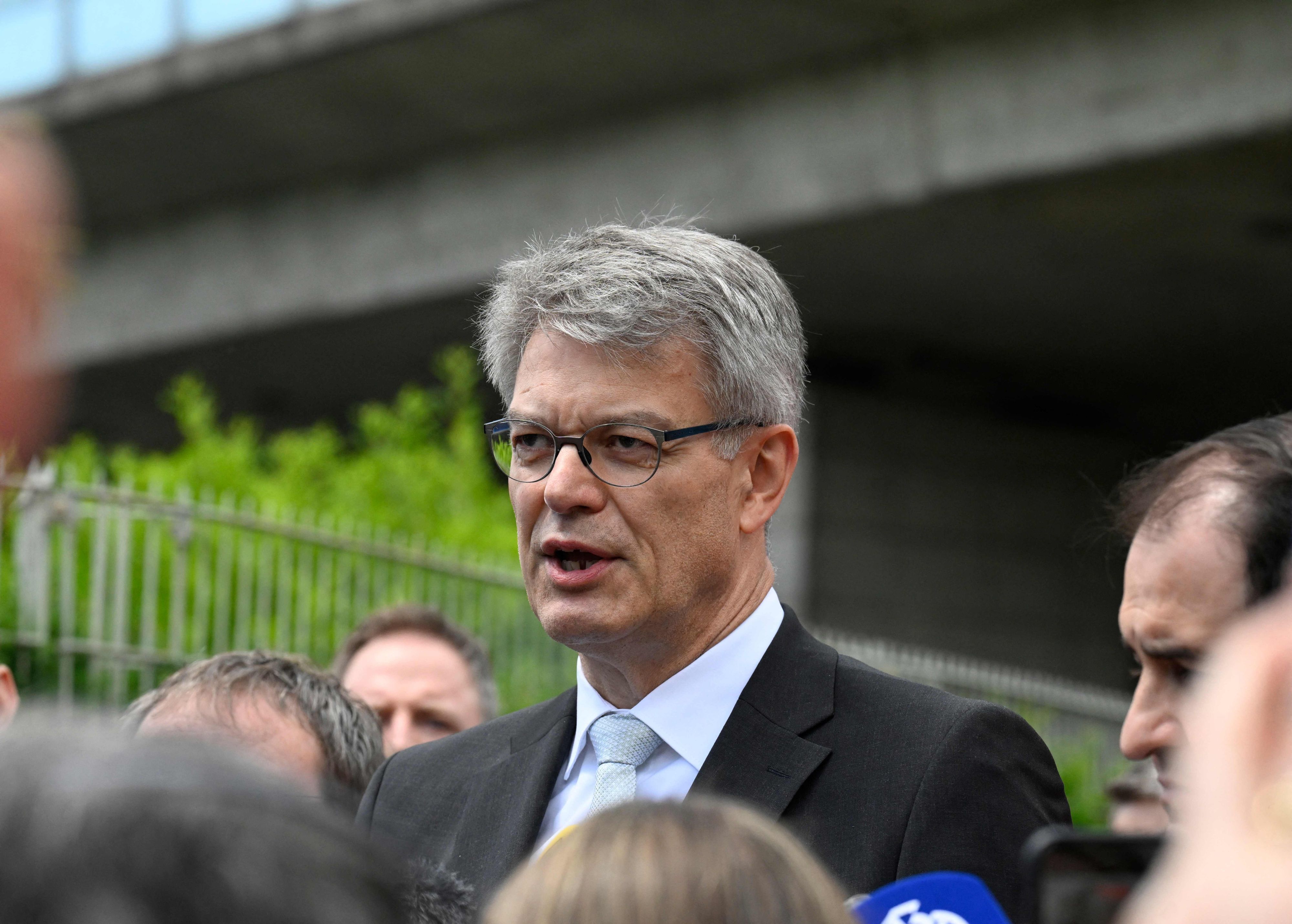 Bundesverkehrsminister Patrick Schnieder hat Anfang Juni die Bonner Nordbrücke besucht. Sie musste aufgrund von schweren Schäden gesperrt werden.