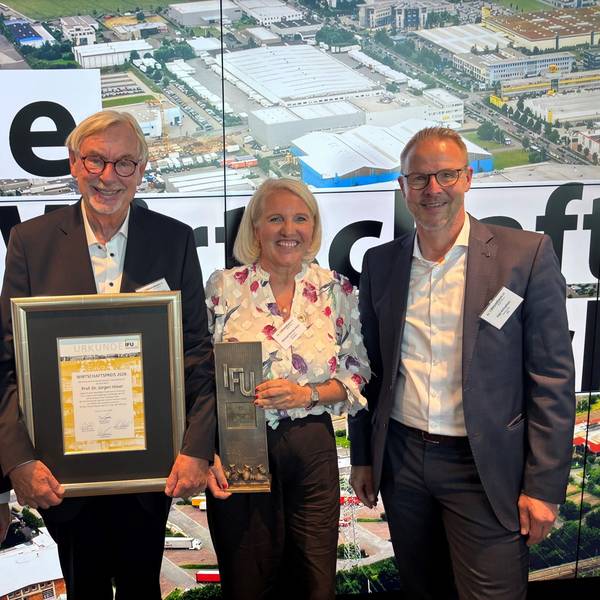 Prof. Dr. Jürgen Höser (2.v.l.) wurde mit dem IFU-Wirtschaftspreis ausgezeichnet. Mit ihm freuten sich seine Frau Martina Schmitz-Höser, der IFU-Vorsitzende Ingo Arlinghaus (r.) und der Gastgeber Markus Teichmann, Verkaufsleiter Mercedes Benz AG Frechen.