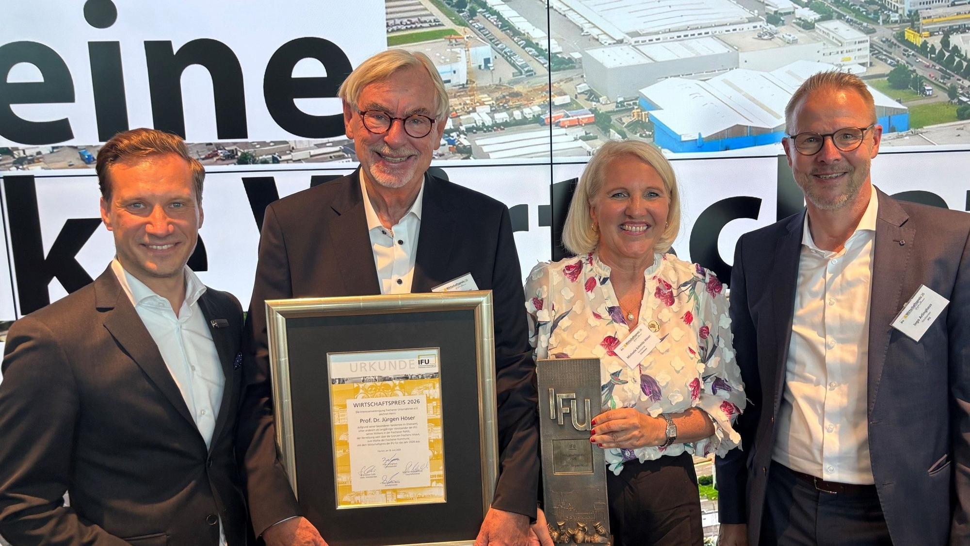 Prof. Dr. Jürgen Höser (2.v.l.) wurde mit dem IFU-Wirtschaftspreis ausgezeichnet. Mit ihm freuten sich seine Frau Martina Schmitz-Höser, der IFU-Vorsitzende Ingo Arlinghaus (r.) und der Gastgeber Markus Teichmann, Verkaufsleiter Mercedes Benz AG Frechen.