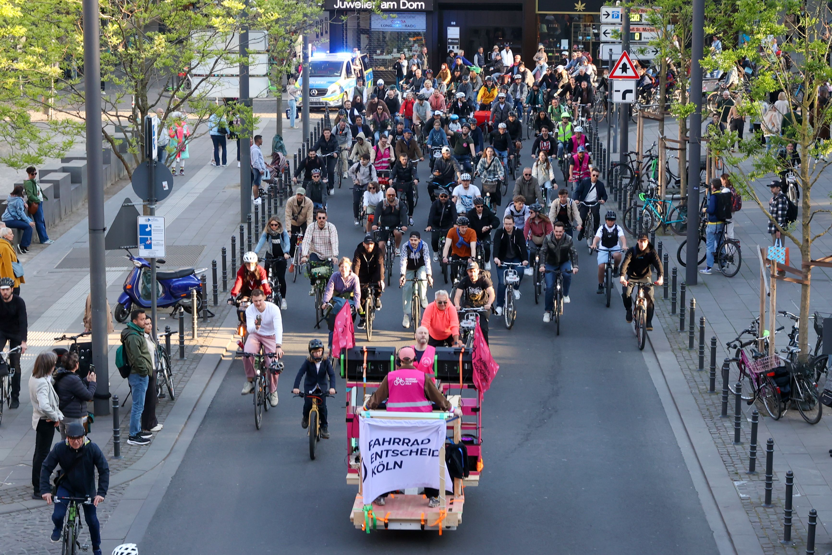 Das Aktionsbüdnis Fahrradentscheid Köln lädt erneut zu einer Demo in Form eines Fahrrad-Rave ein. (Archivbild)