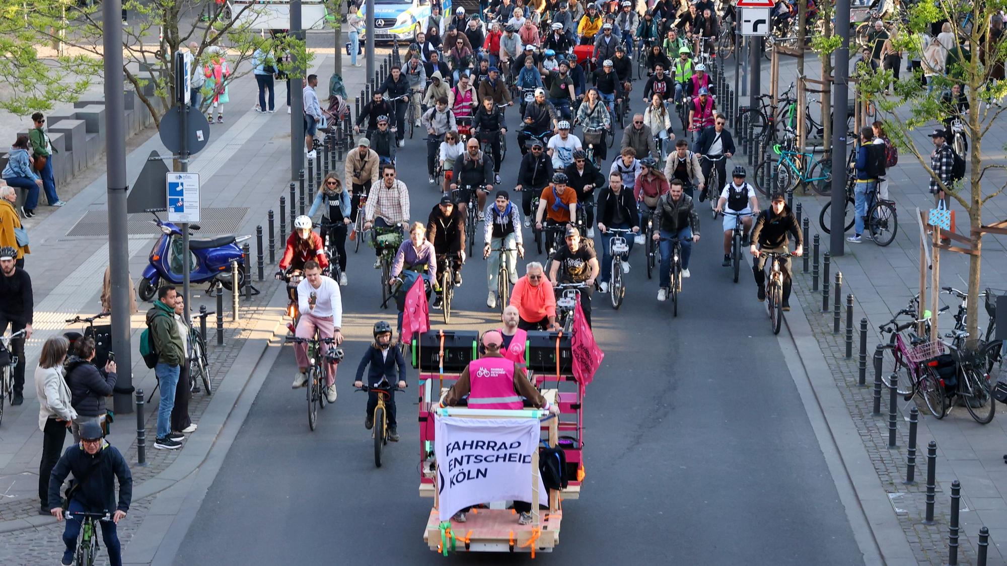 Das Aktionsbüdnis Fahrradentscheid Köln lädt erneut zu einer Demo in Form eines Fahrrad-Rave ein. (Archivbild)