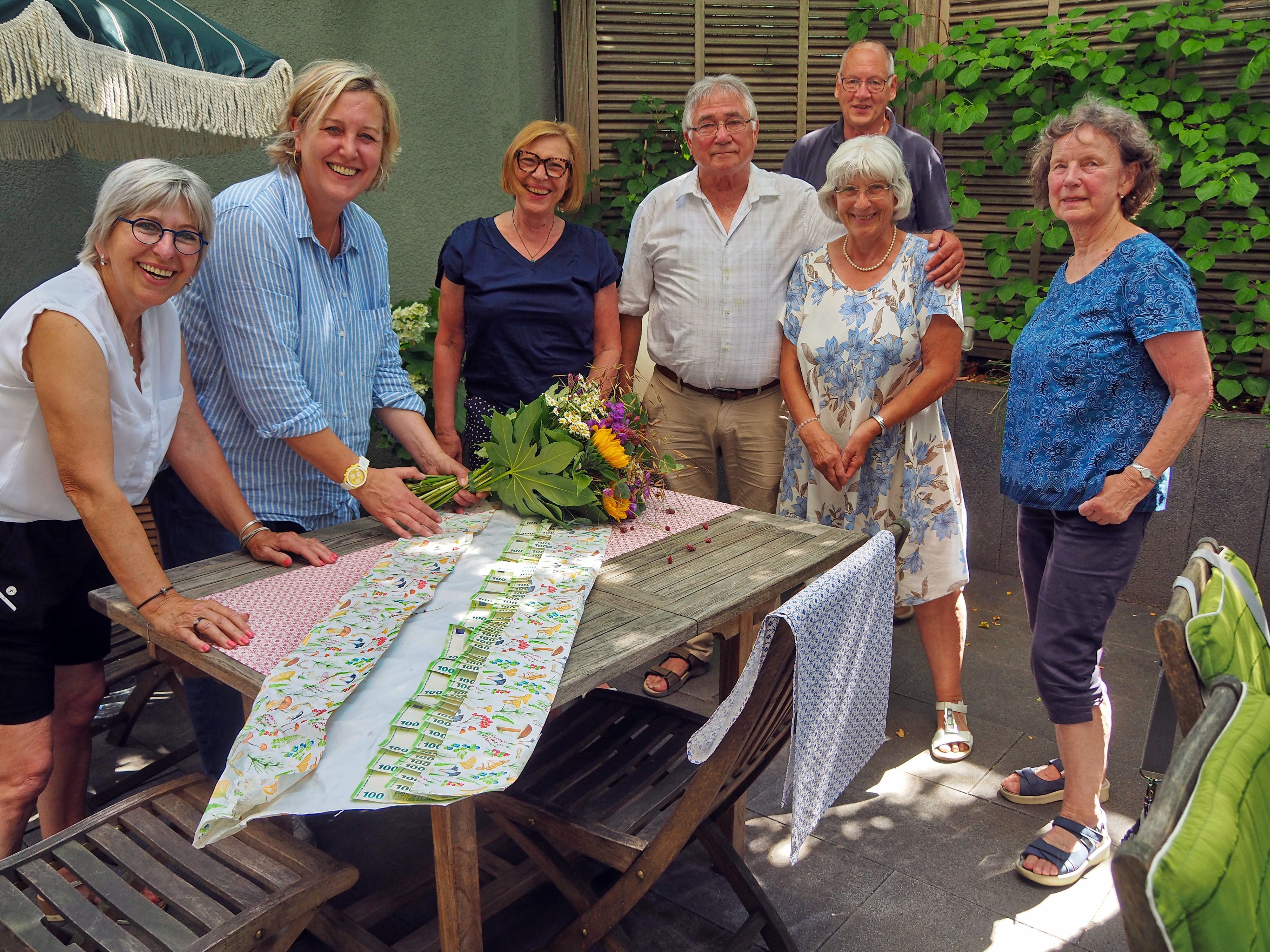 Günter und Rosemarie Stadtfeld (3. und 2. von rechts) überreichten mit ihren Helfern Christa Limach, Antje Schrönder, Siem und Karin Sleekin Elternhausleiterin Andrea Tepe (2. von links) den Erlös der Tomatenpflanzen.