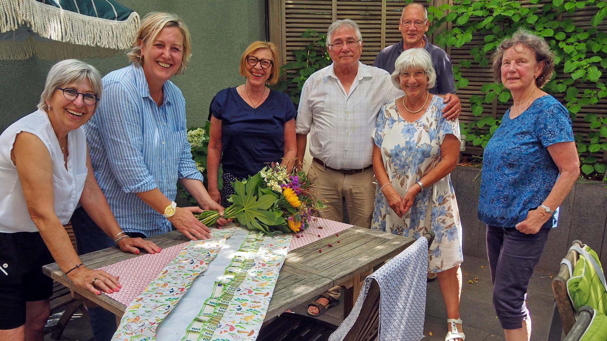Günter und Rosemarie Stadtfeld (3. und 2. von rechts) überreichten mit ihren Helfern Christa Limach, Antje Schrönder, Siem und Karin Sleekin Elternhausleiterin Andrea Tepe (2. von links) den Erlös der Tomatenpflanzen.