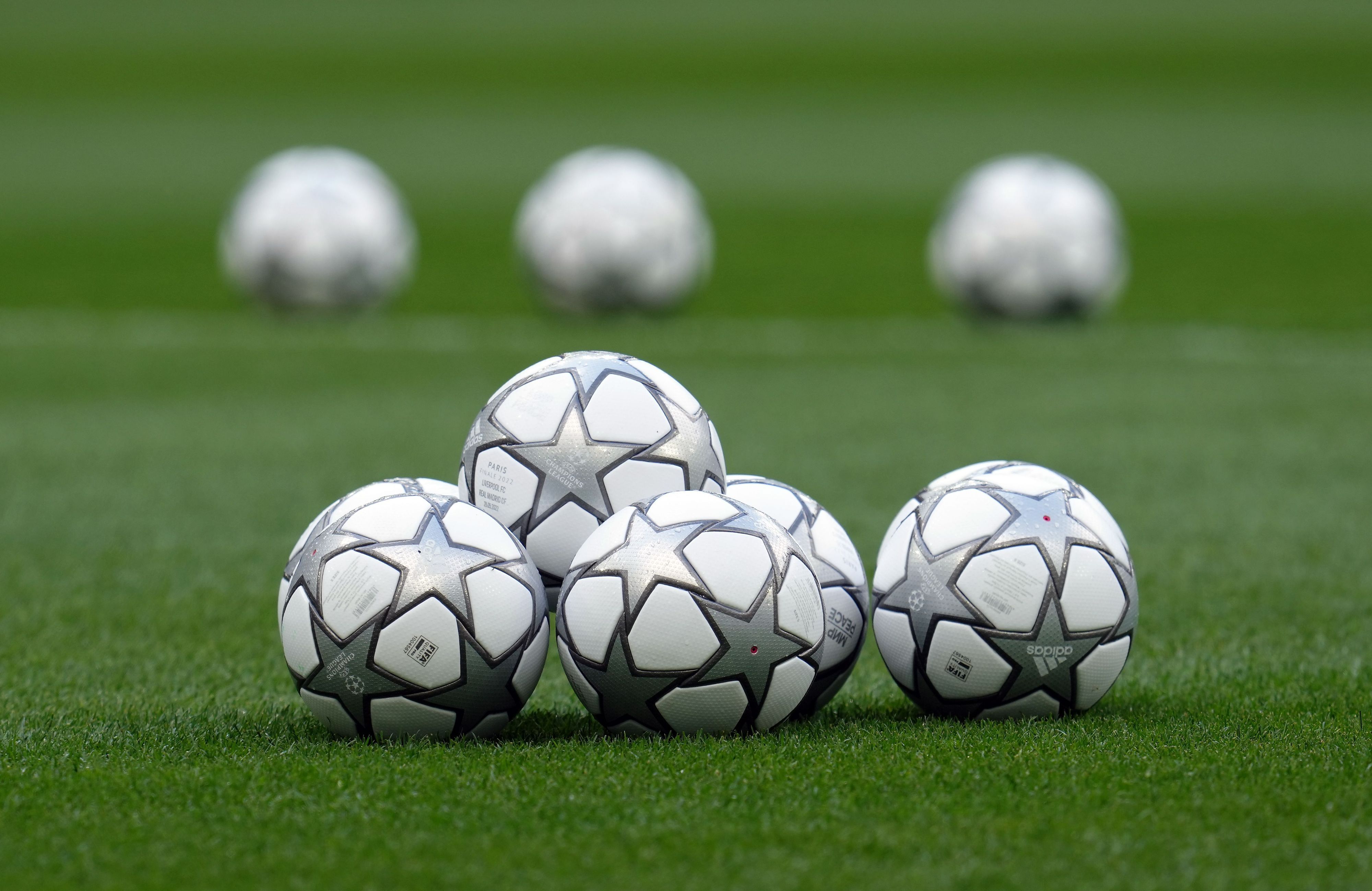 Spielbälle des UEFA-Champions-League-Finales während einer Trainingseinheit im Stade de France.