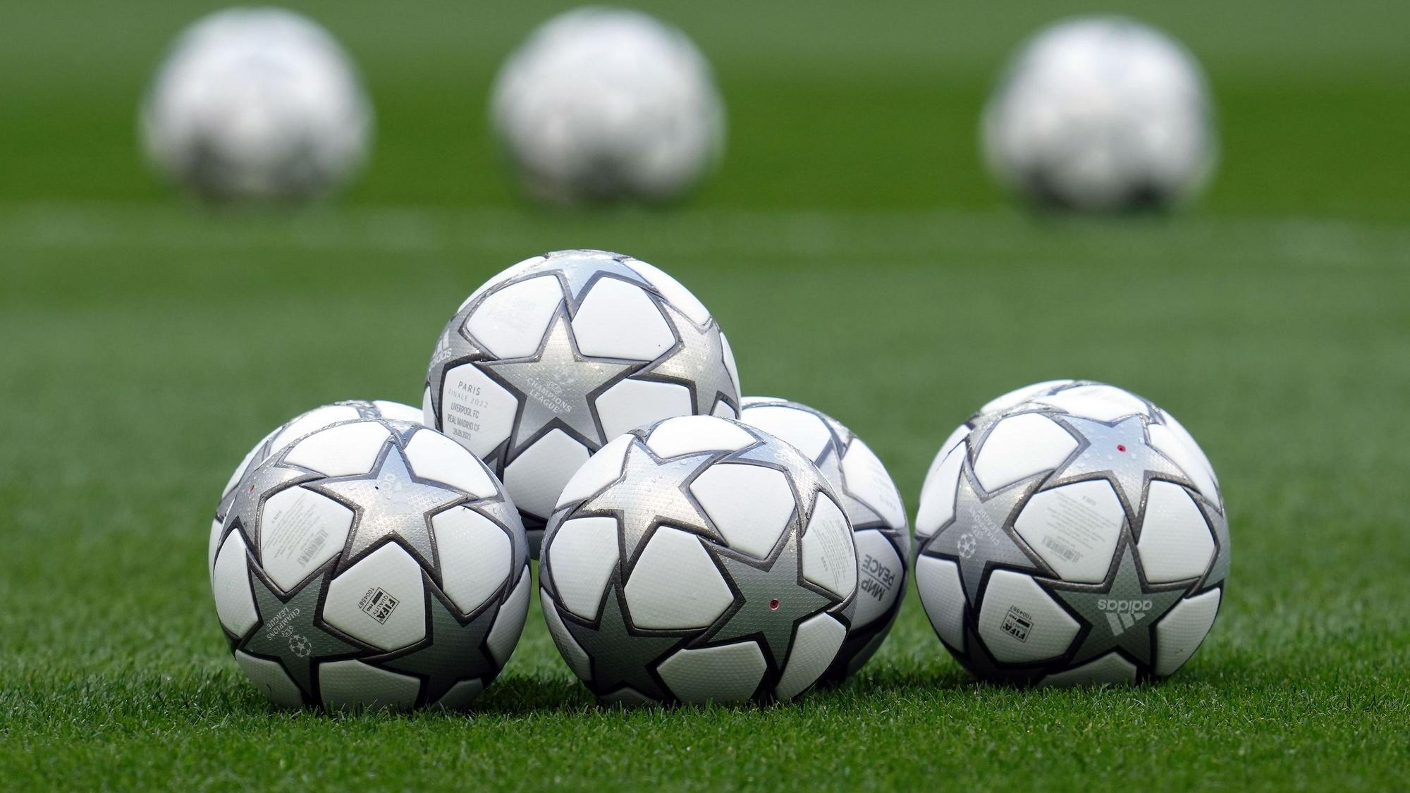 Spielbälle des UEFA-Champions-League-Finales während einer Trainingseinheit im Stade de France.