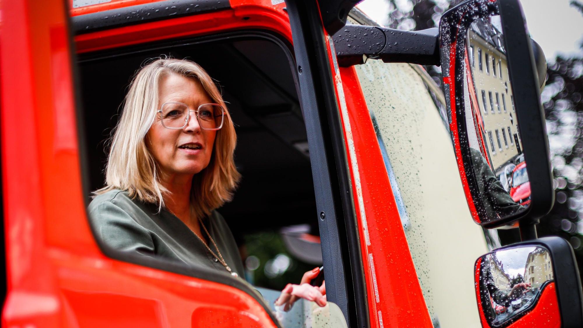 Testfahrt eines Löschwagens der Feuerwehr an der Münchener Straße in Höhenberg im Jahr 2021. Mit dabei Stadtdirektorin Andrea Blome.