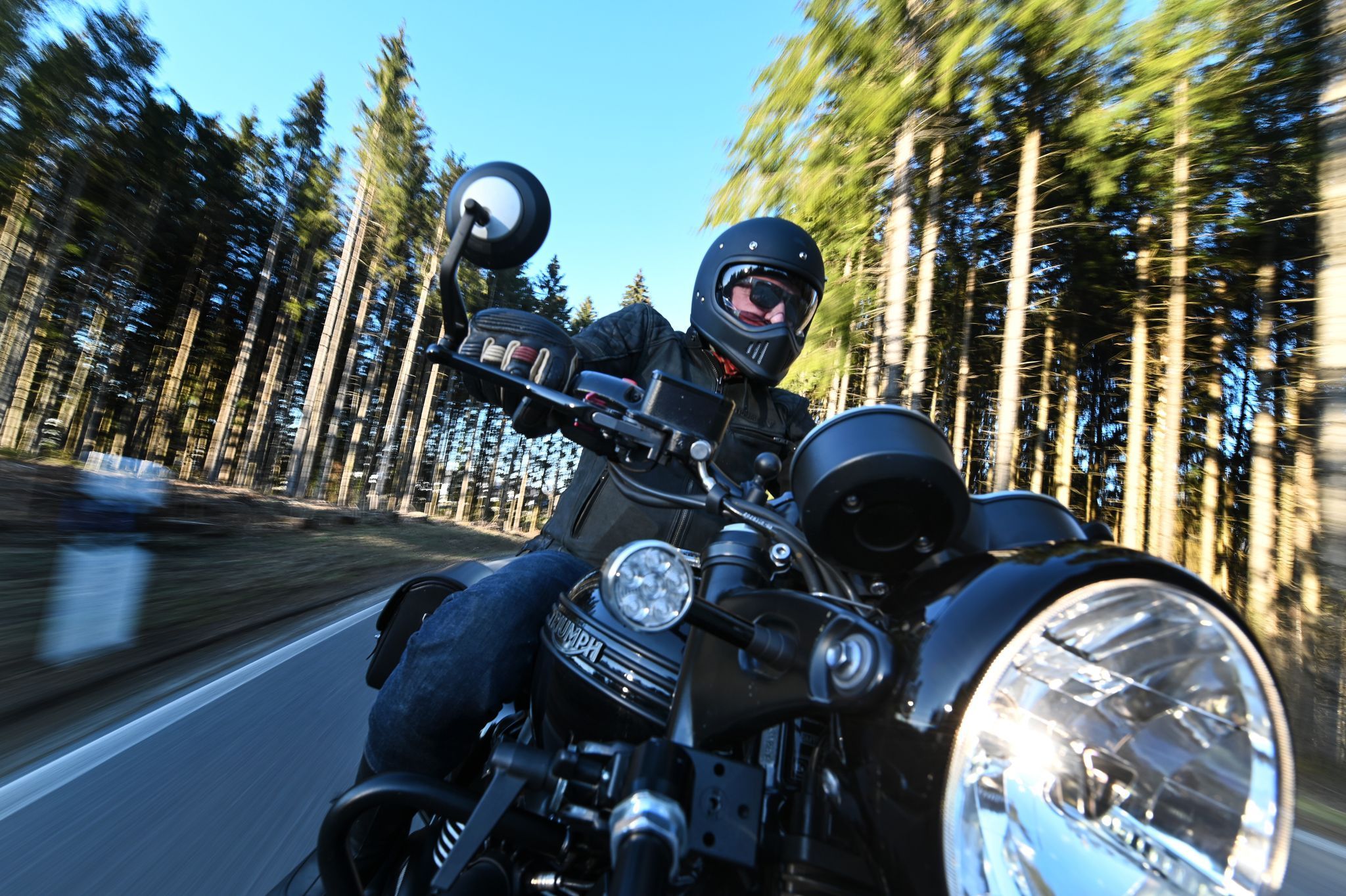 Motorradfahrer fährt auf einer Landstraße