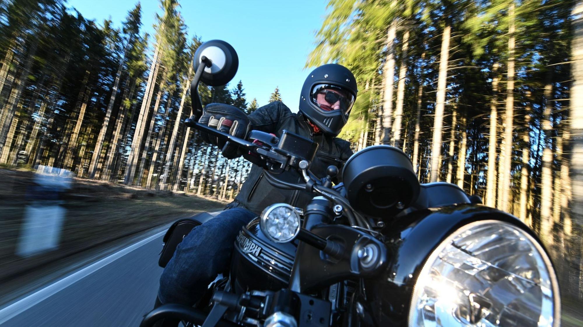 Motorradfahrer fährt auf einer Landstraße