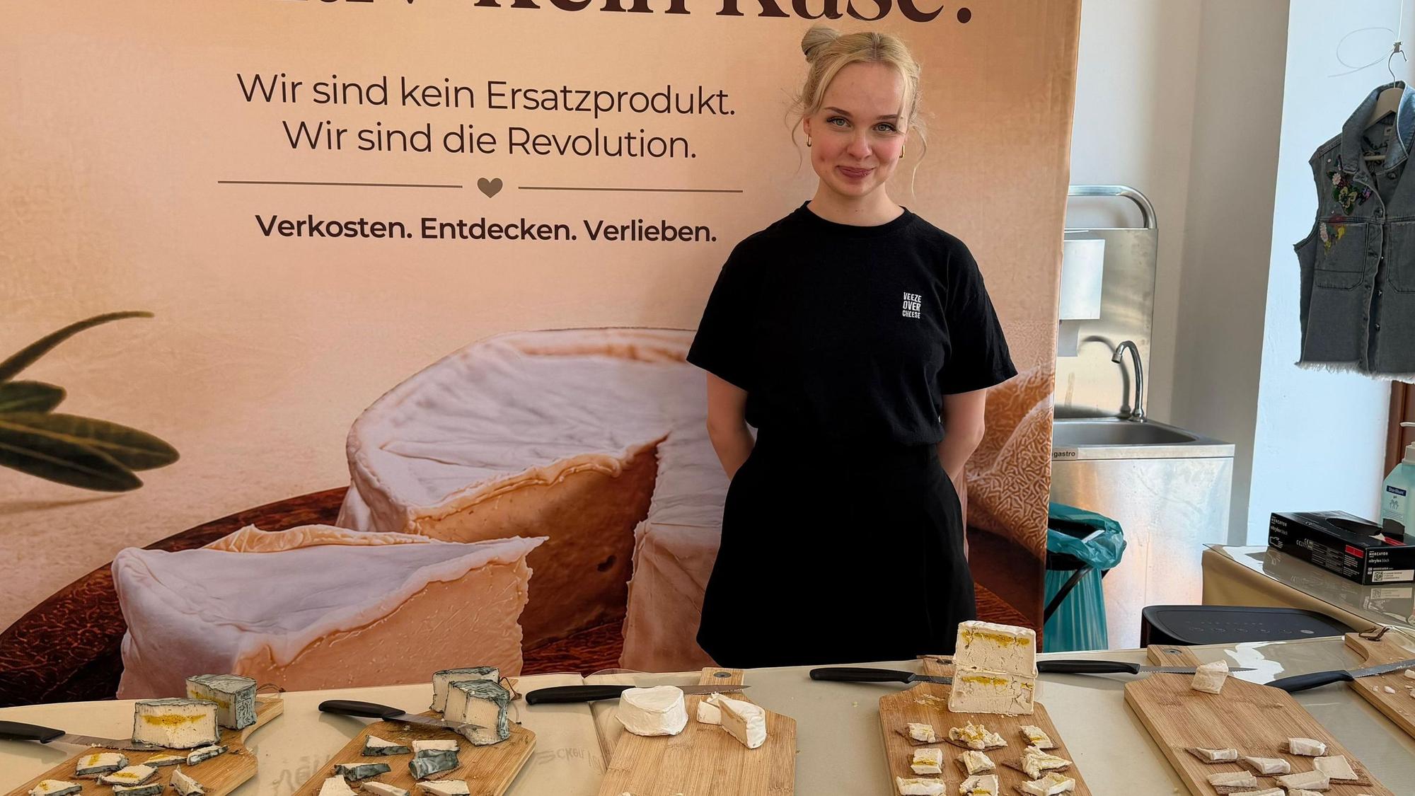 „Veeze“-Gründerin Anna Lessing steht vor einem Tisch mit Käseplatten im Pop-up-Store.