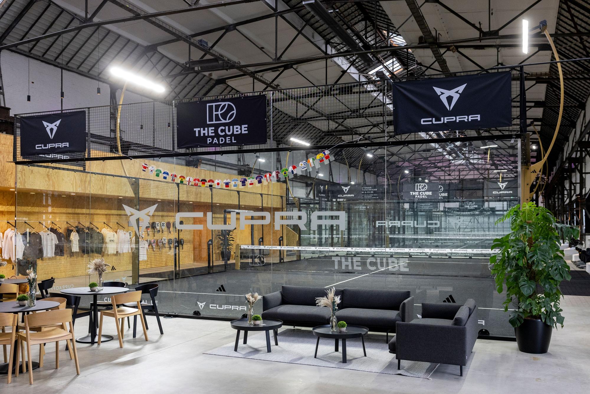 Sitzecken und ein gastronomisches Angebot gehören zur Ausstattung von vielen Padelhallen dazu.