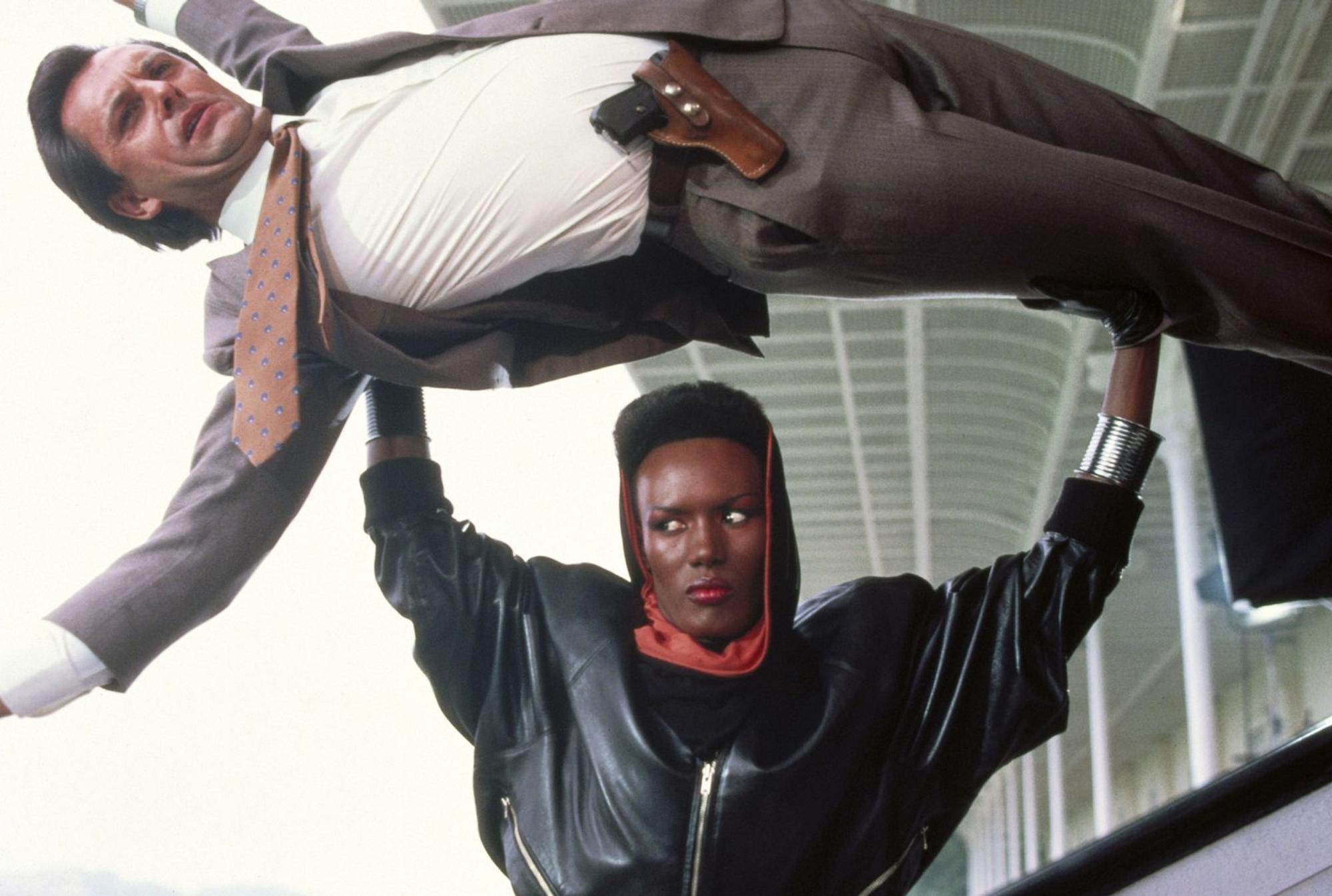 May Day (Grace Jones) ist die gefährliche Gegnerin von James Bond. (Bild: RTL / (c) 1985 Danjaq, LLC and Metro-Goldwyn-Mayer Studios Inc. All Rights Reserved)