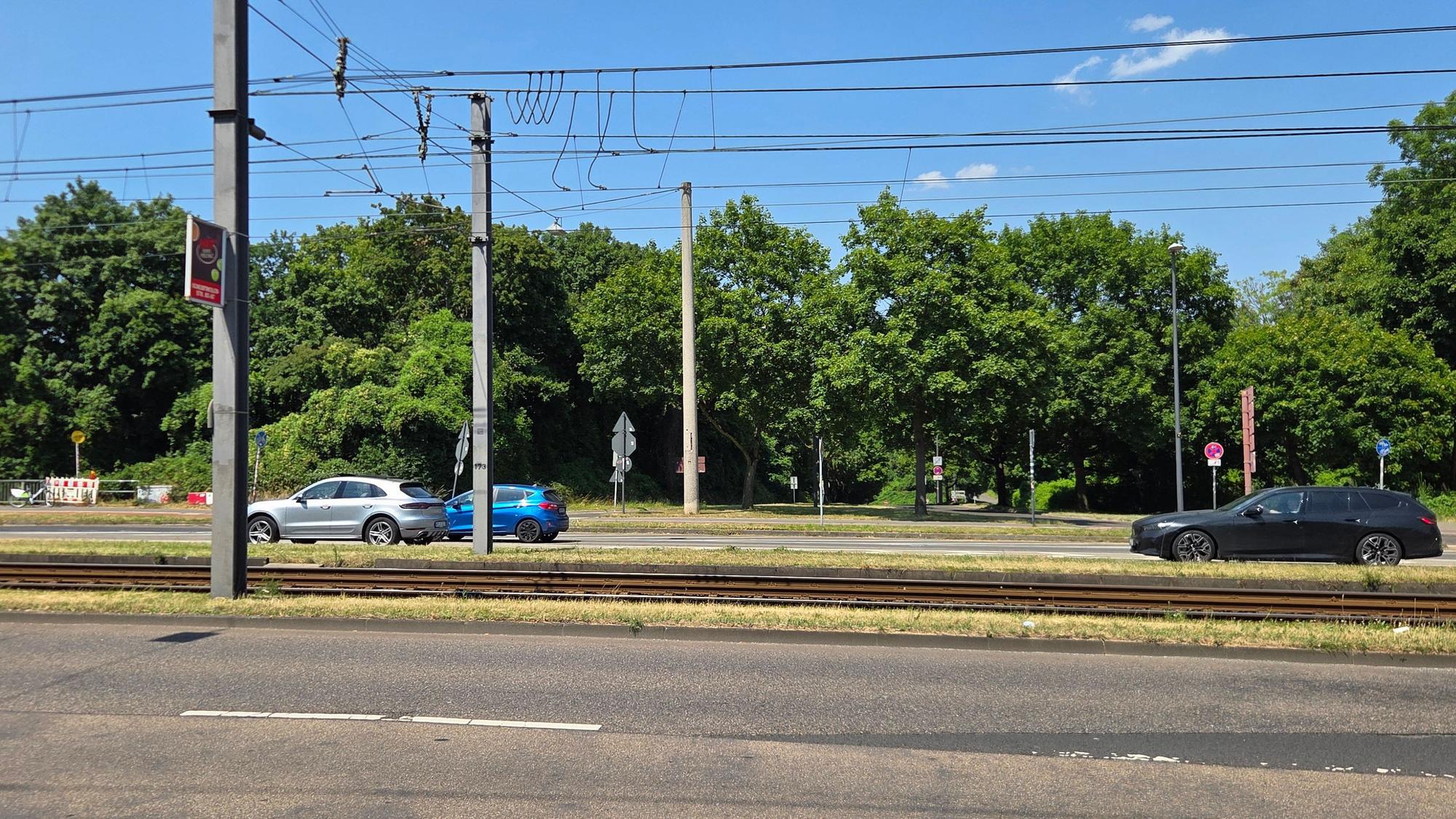 Auf der Aachener Straße soll ein neuer Linksabbieger auf den Militärring entstehen, der die KVB-Gleise quert.