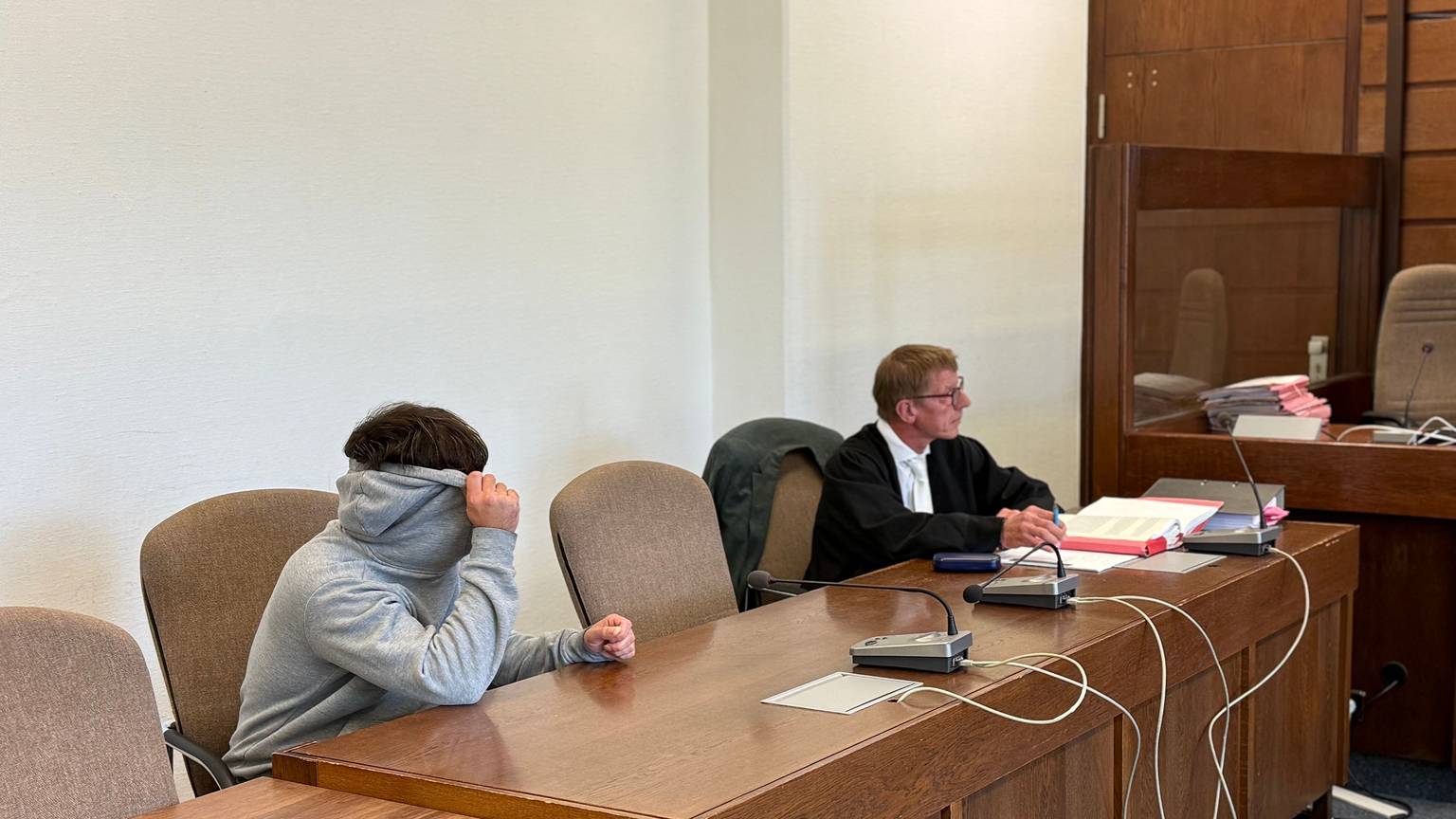 Der Angeklagte im Opladener Mordprozess im Landgericht neben seinem Verteidiger Robert Stach