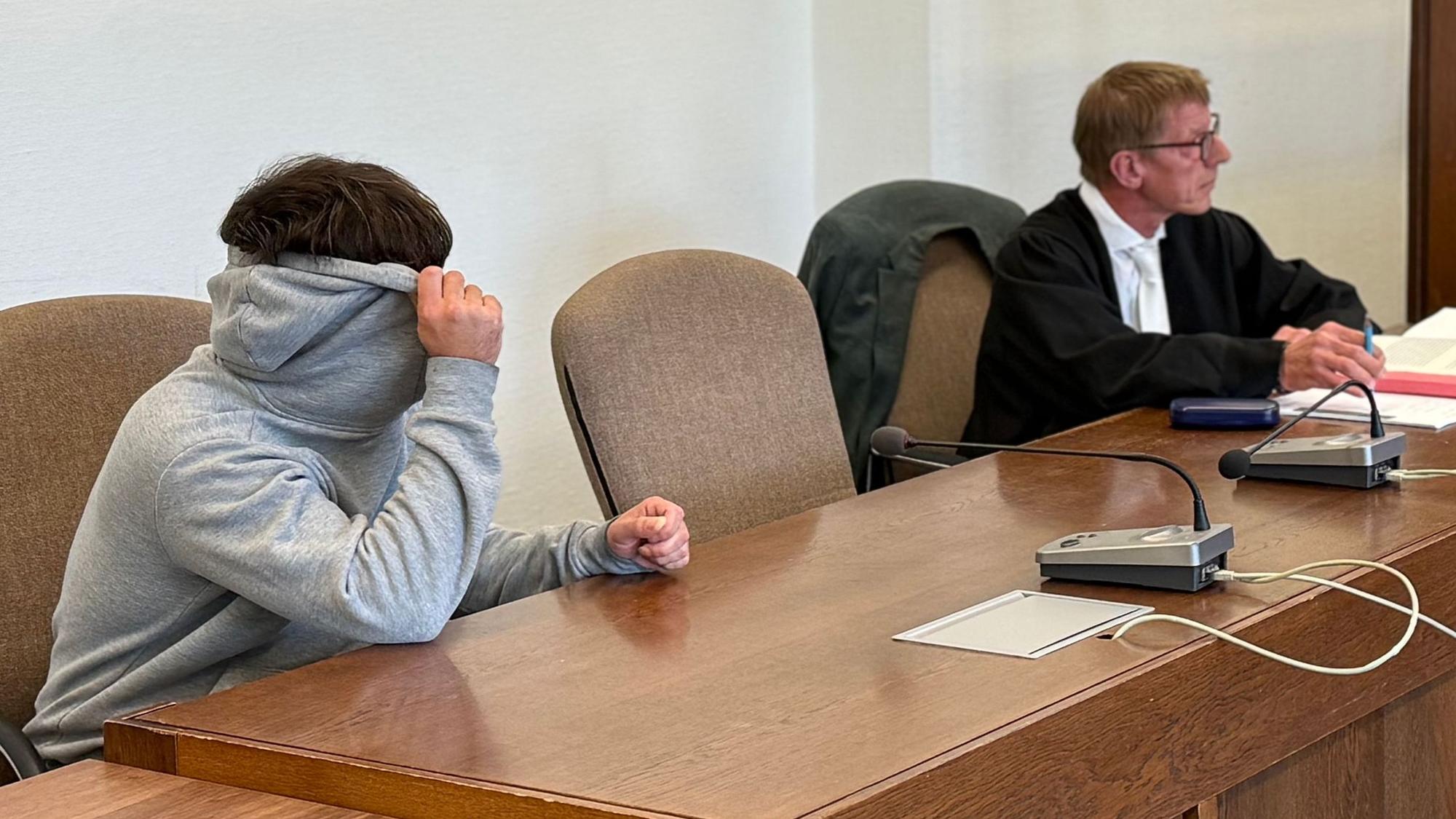 Der Angeklagte im Opladener Mordprozess im Landgericht neben seinem Verteidiger Robert Stach