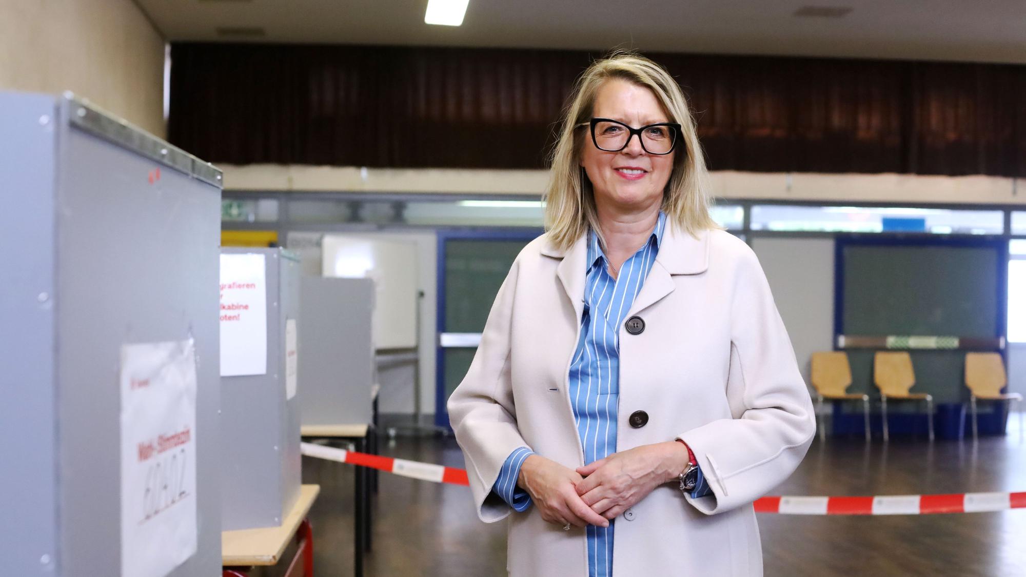 Wahlleiterin Andrea Blome bei der Kommunalwahl 2025.