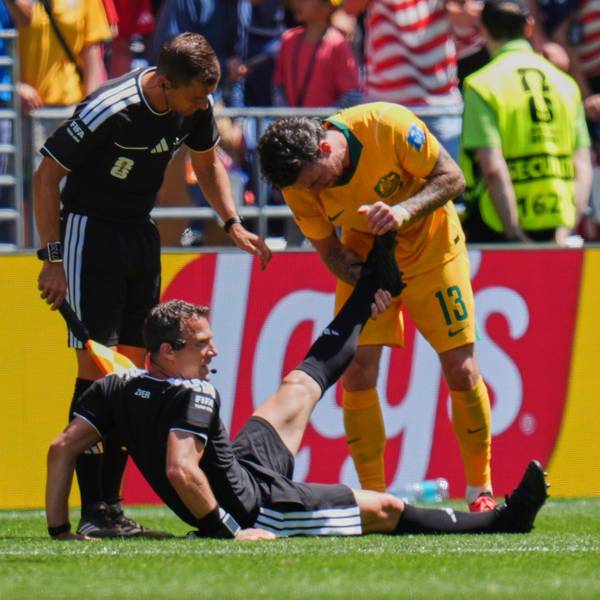 Felix Zwayer liegt am Boden, ein Spieler drückt ihm einen Krampf raus.