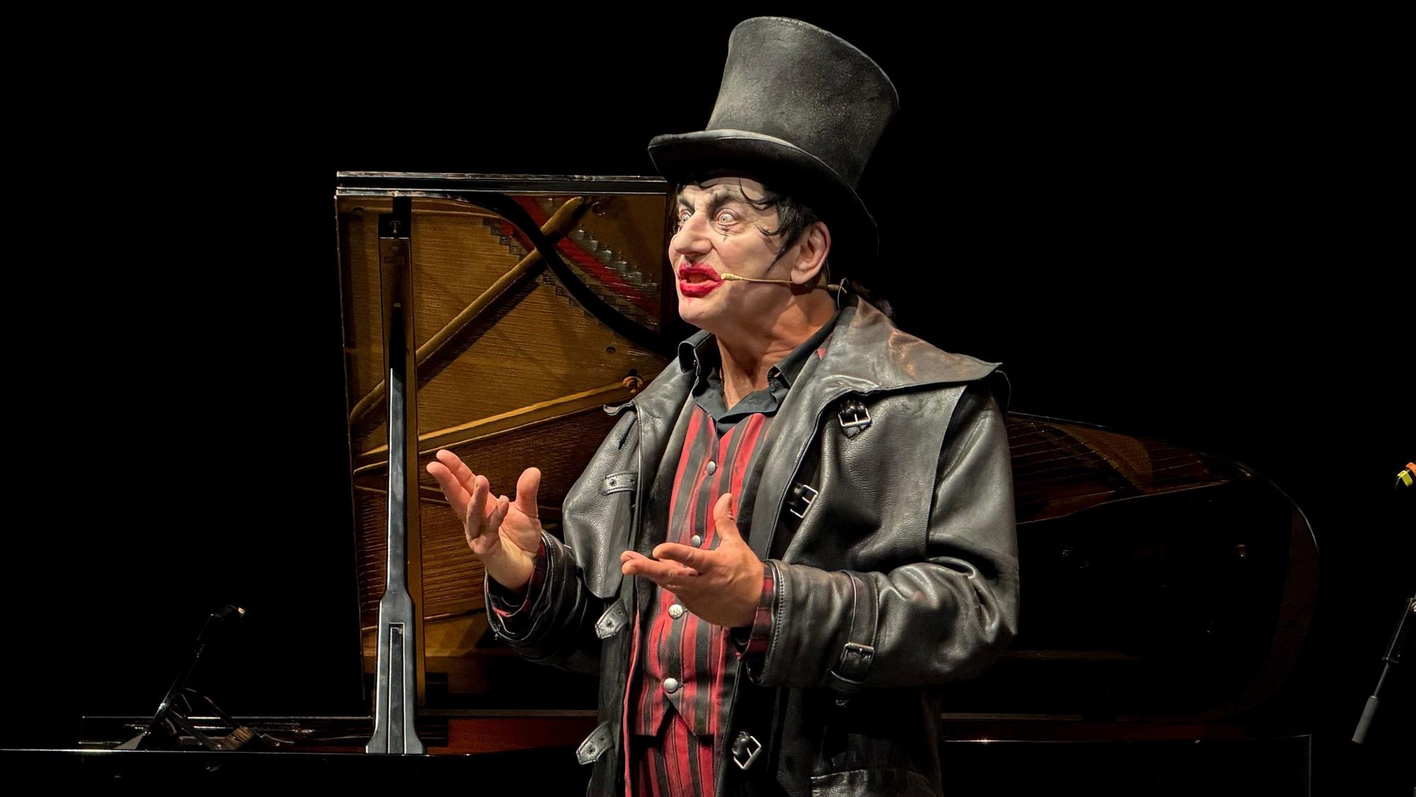 Patrick Hellenbrand spielt den Direktor aus dem Musical „Shockheaded Peter“.