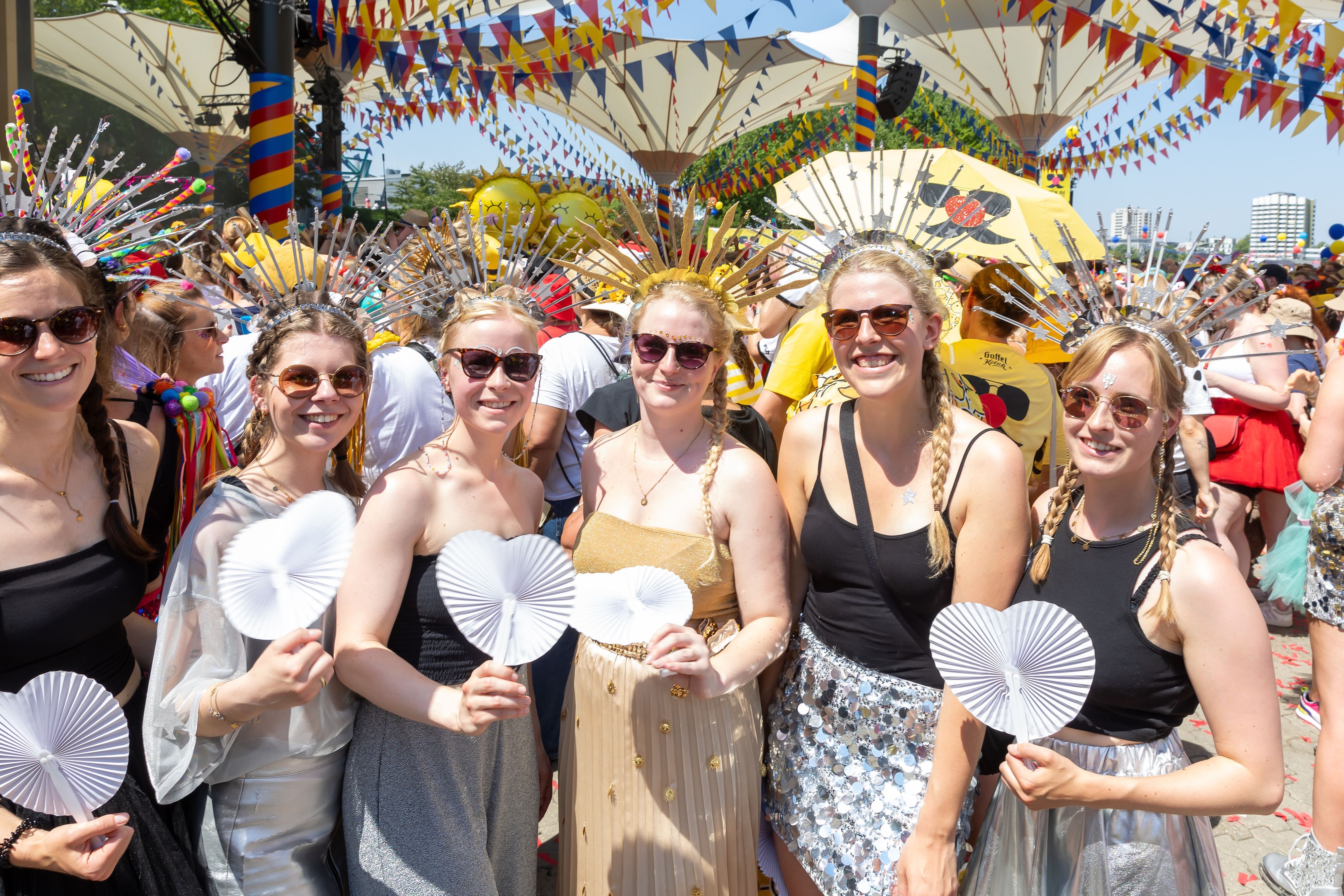Die Jecken schwitzten und strahlten mit der Sonne bei „Jeck im Sunnesching“ am Samstag (20. Juni 2026) um die Wette. Erstmals fand das Festival im Tanzbrunnen statt.