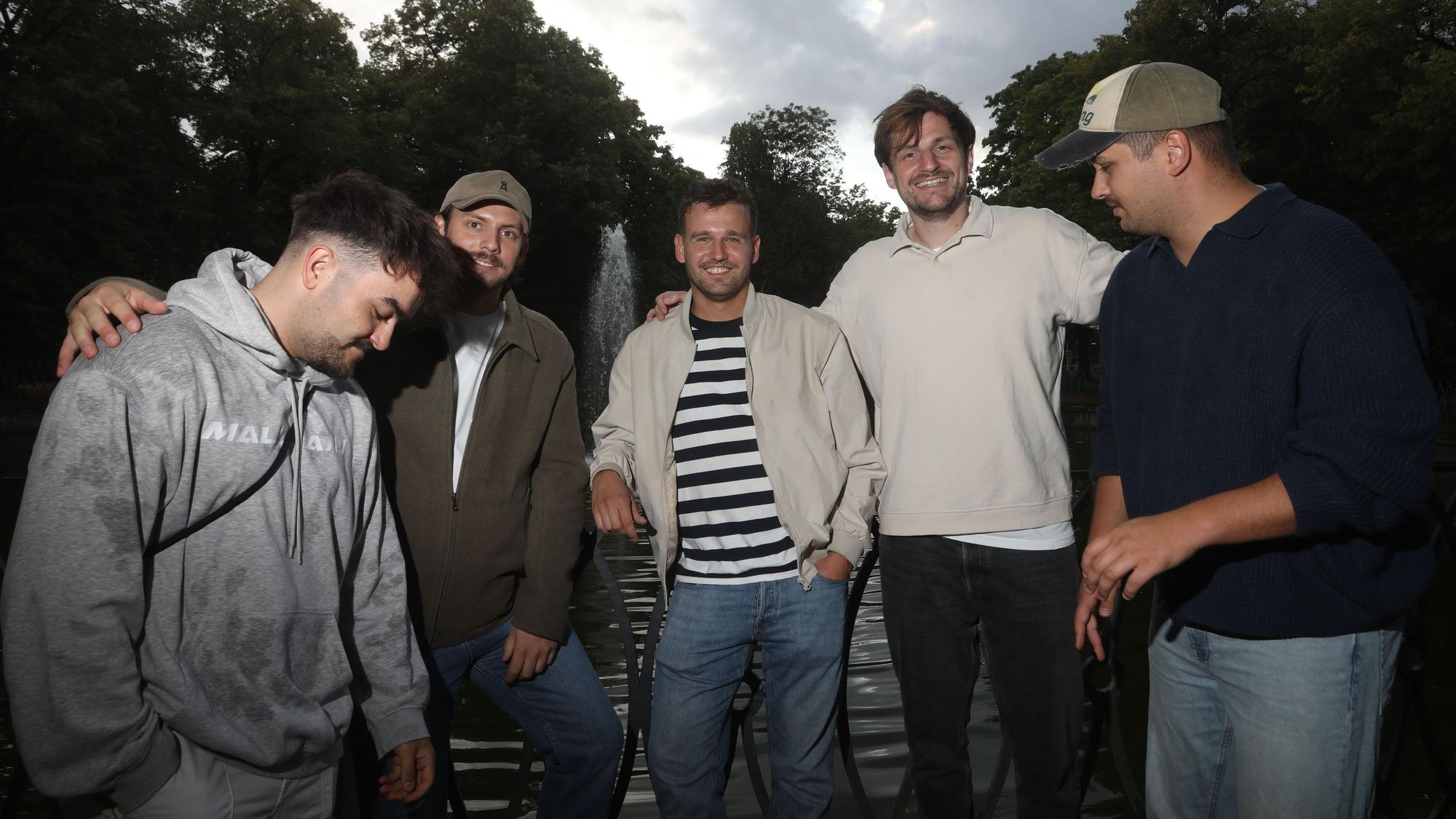 Veedelsspaziergang mit den fünf Jungs von Malle Anja, die zu Ballermann-Stars geworden sind.