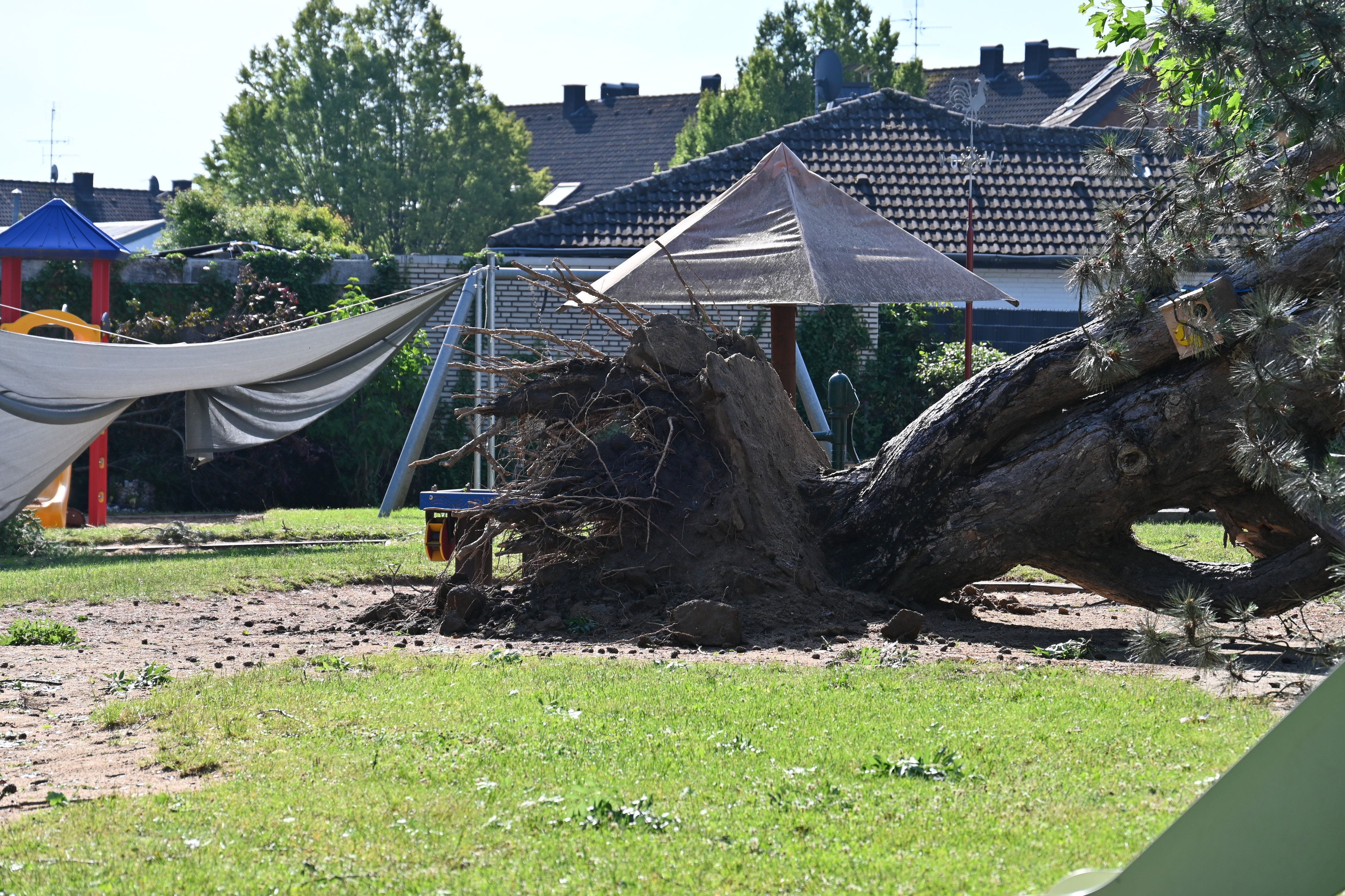 Bei dem Unwetter gestern ist es in Elsdorf zu erheblichen Schäden gekommen. Es sind viele Äste aus Bäumen gebrochen und teilweise sind ganze Bäume umgestürzt, darunter auch der Baum, der auf den Kindergarten gestürzt ist. Friedhöfe waren gesperrt.