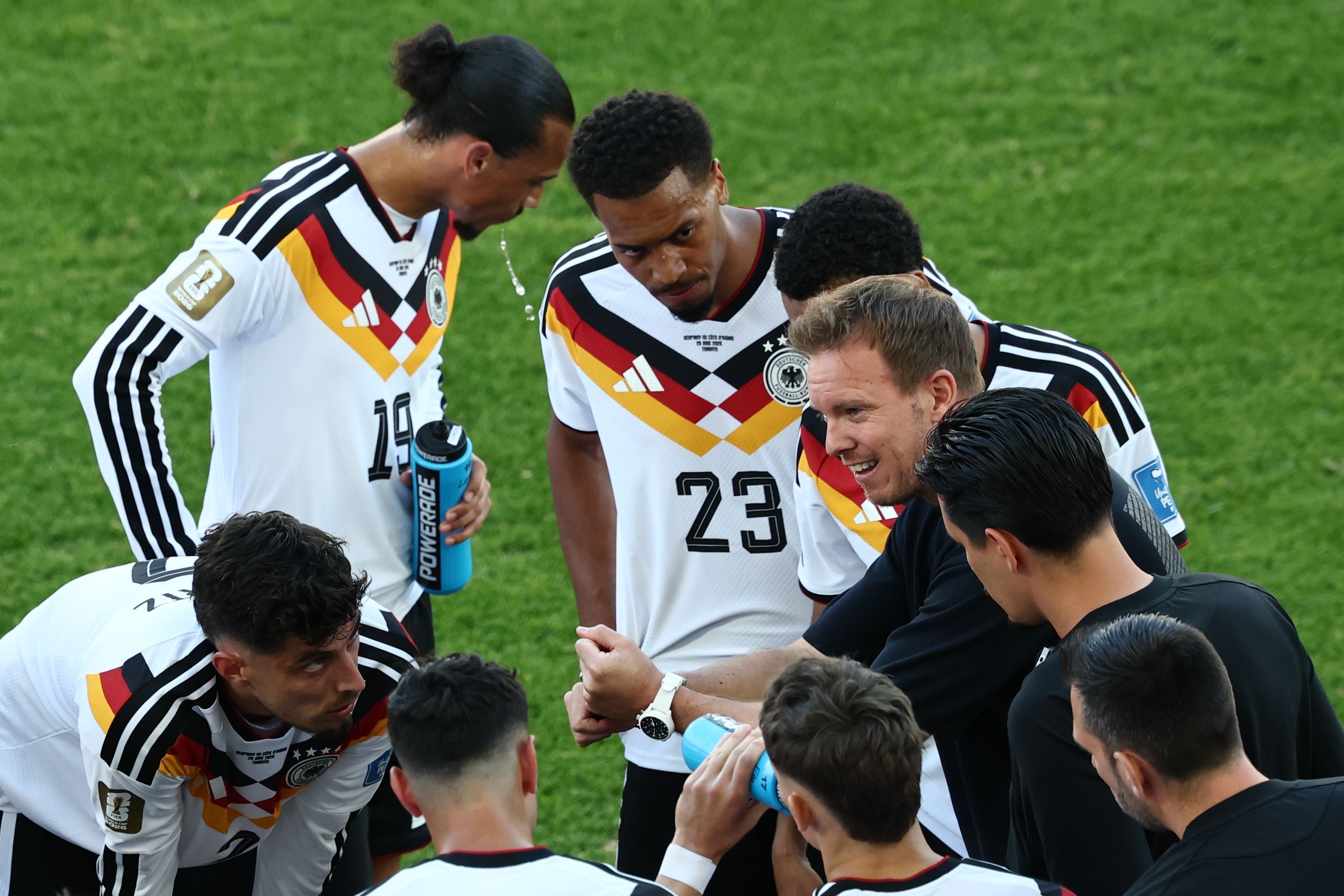 Bundestrainer Julian Nagelsmann spricht bei der Trinkpause in der ersten Halbzeit mit seinen Mitspielern.