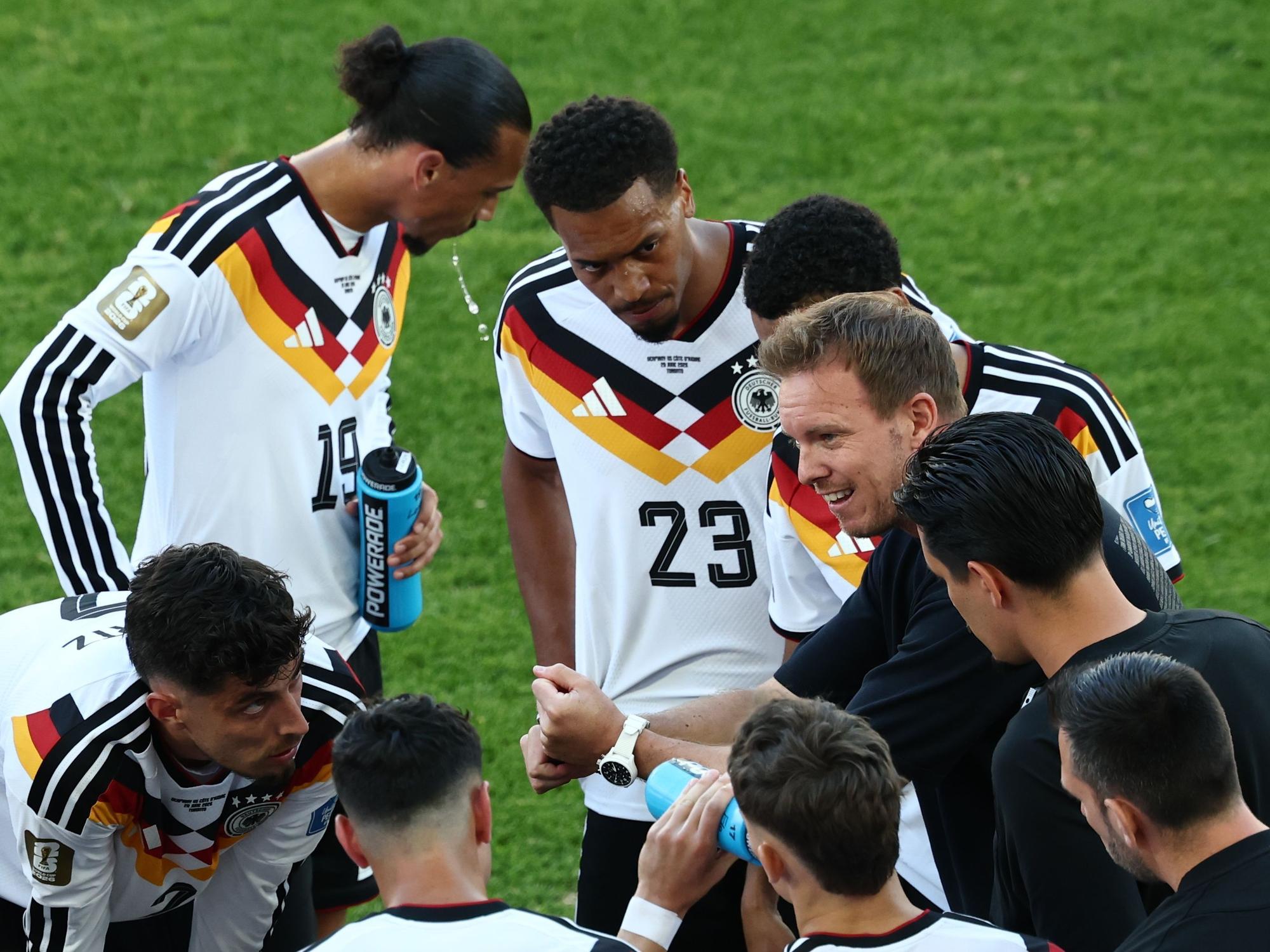 Bundestrainer Julian Nagelsmann spricht bei der Trinkpause in der ersten Halbzeit mit seinen Mitspielern.