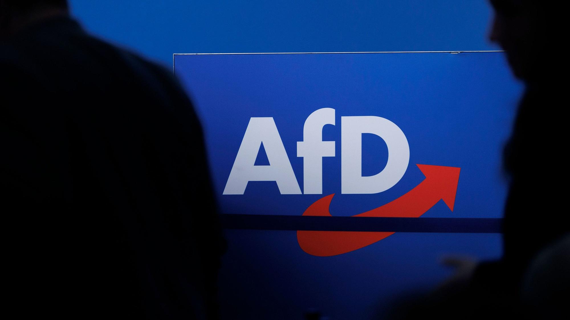 ARCHIV - 28.07.2023, Sachsen-Anhalt, Magdeburg: Parteilogo der AfD (zu dpa: «Gericht: Bayerns Verfassungsschutz darf AfD beobachten») Foto: Carsten Koall/dpa +++ dpa-Bildfunk +++