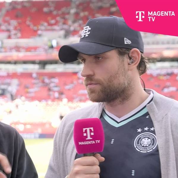 Leon Draisaitl spricht mit Thomas Müller.