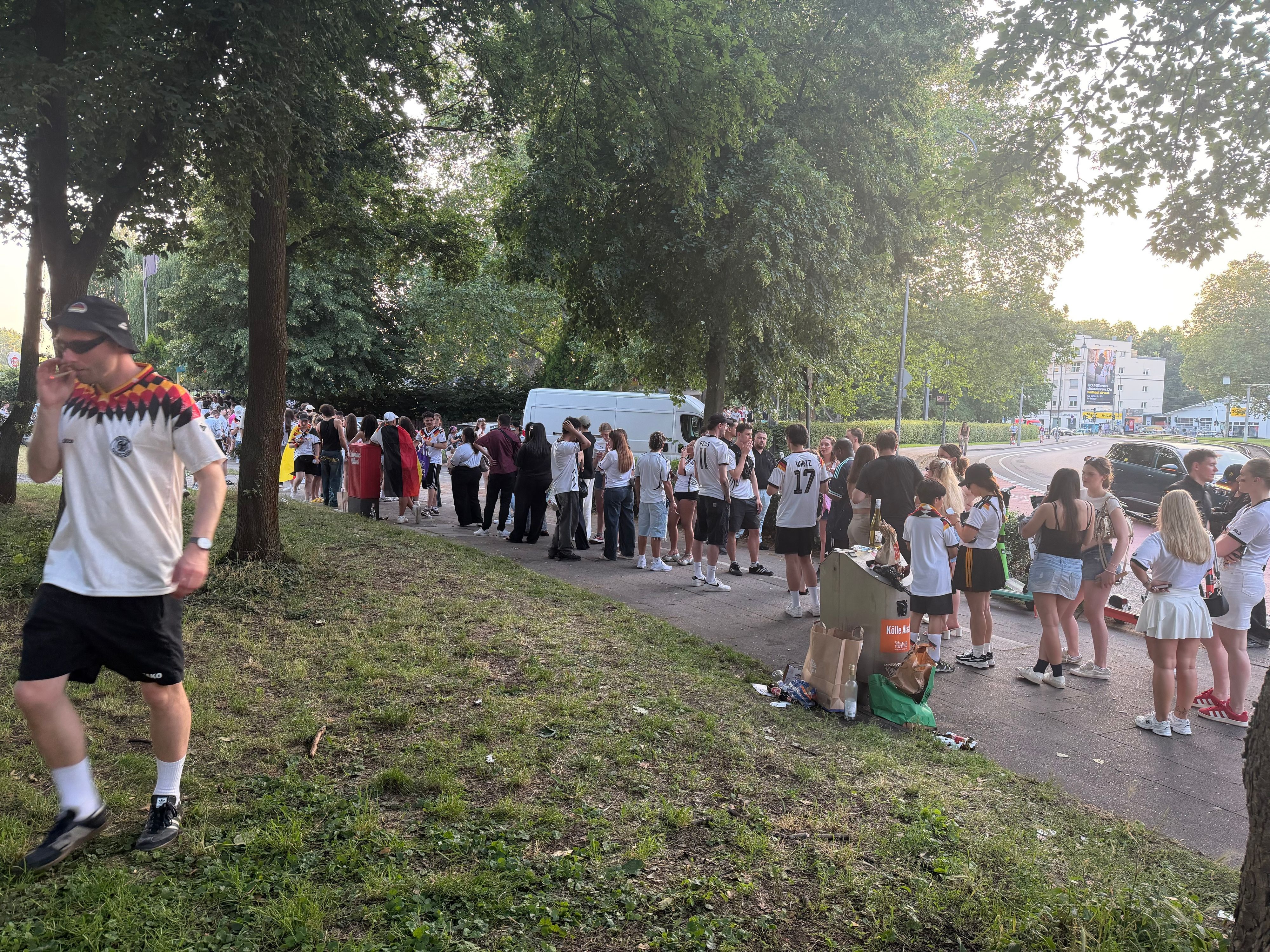 WM-Stimmung-in-K-ln-Gro-er-Andrang-in-den-Kneipen-und-lange-Schlange-am-Aachener-Weiher
