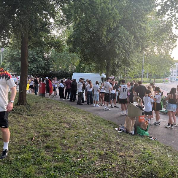 Am Aachener Weiher hat sich eine lange Schlange vor dem Biergarten gebildet.