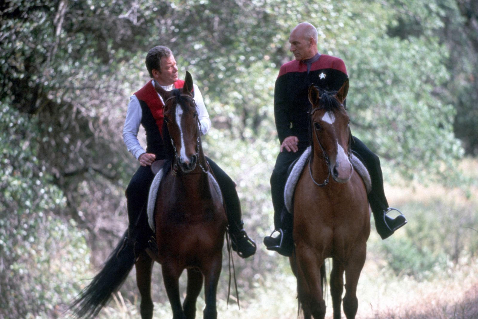 Picard (Patrick Stewart, rechts) schafft es nur mit großer Überredungskunst, Kirk (William Shatner) zum Verlassen seines Paradieses und zum Kampf gegen den fanatischen Dr. Soran zu überreden. (Bild: ZDF/Elliott Marks)