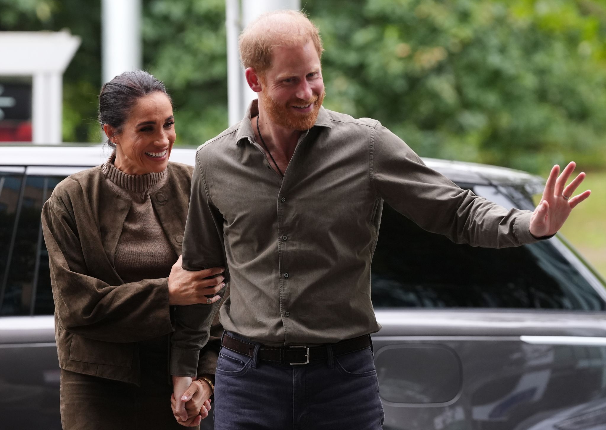 Herzogin Meghan und Prinz Harry winken.