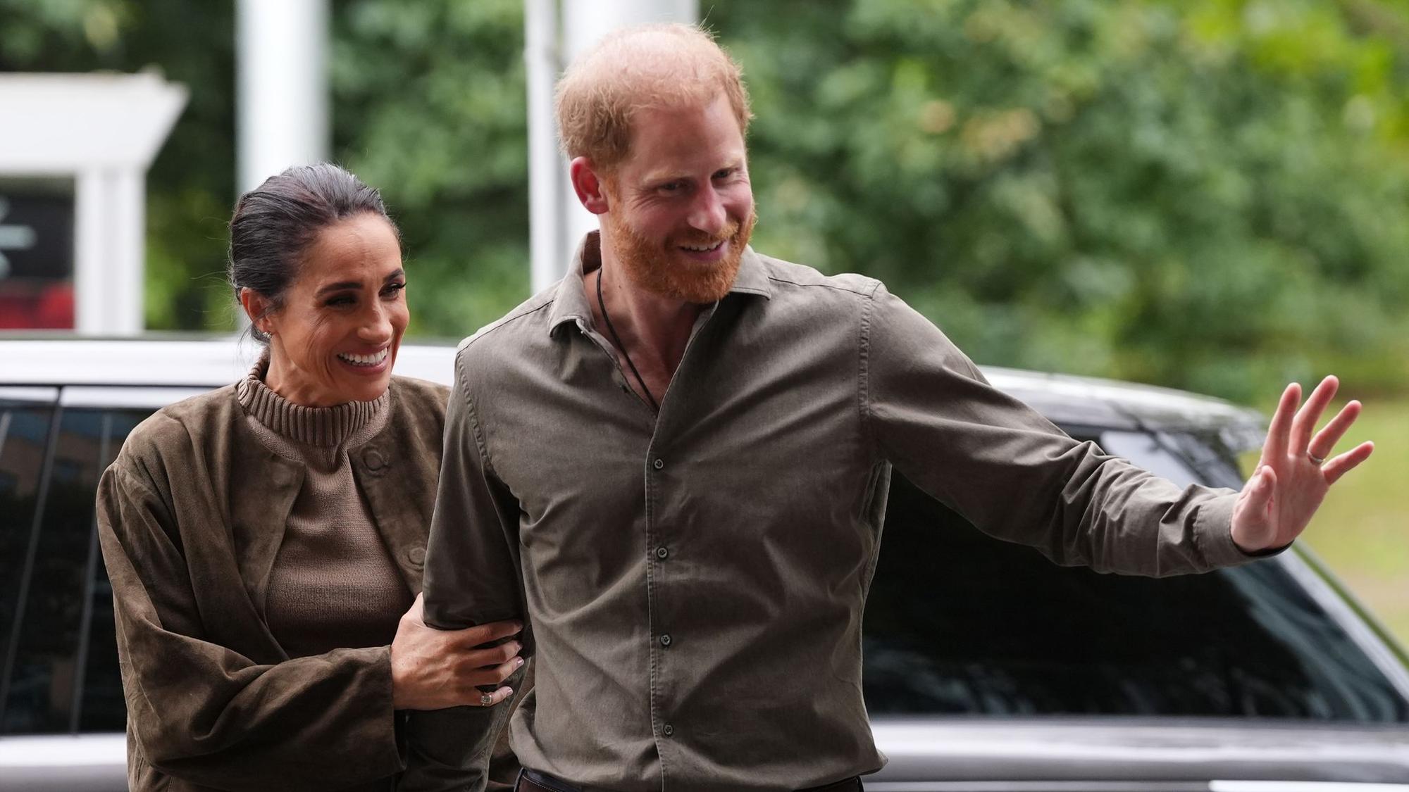 Herzogin Meghan und Prinz Harry winken.