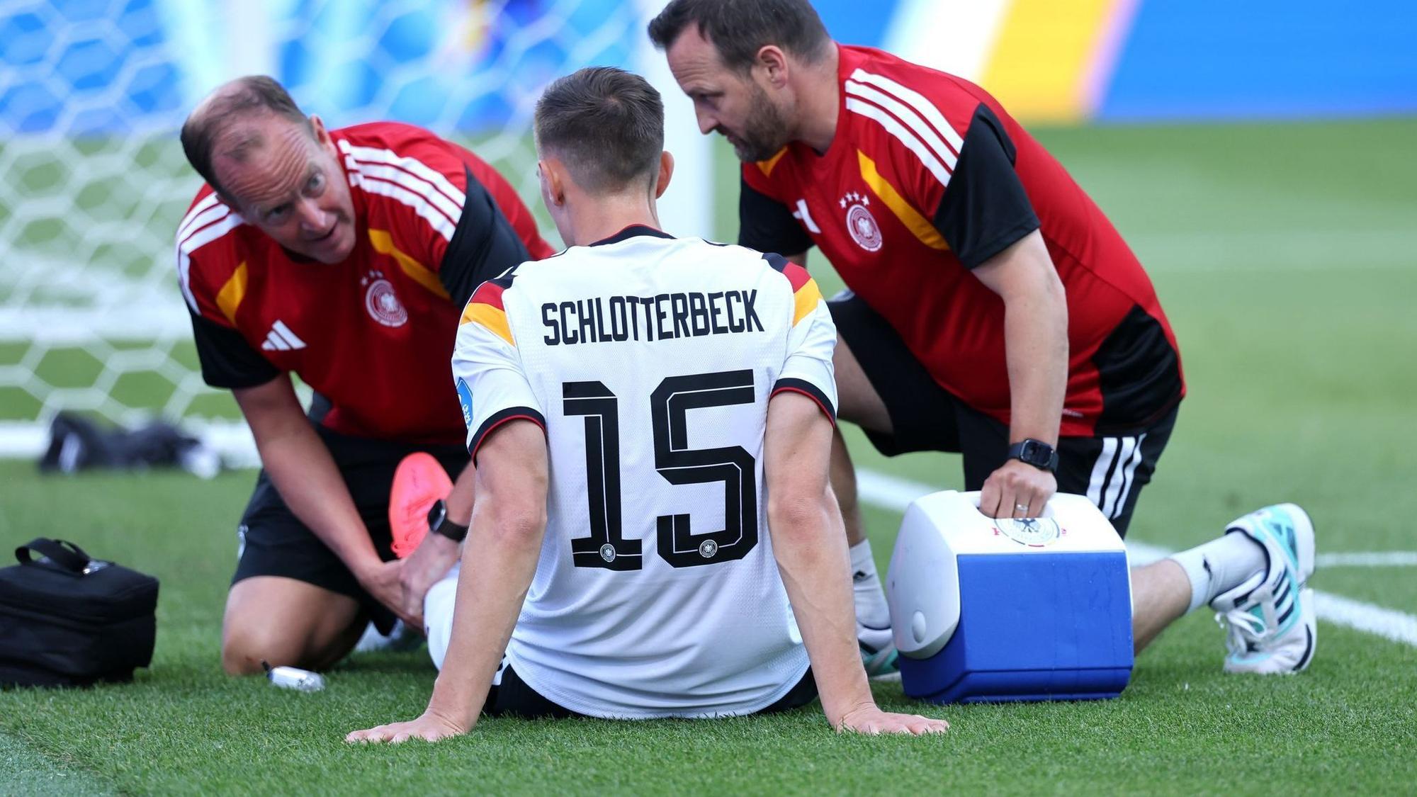 Nico Schlotterbeck wird auf dem Platz behandelt.