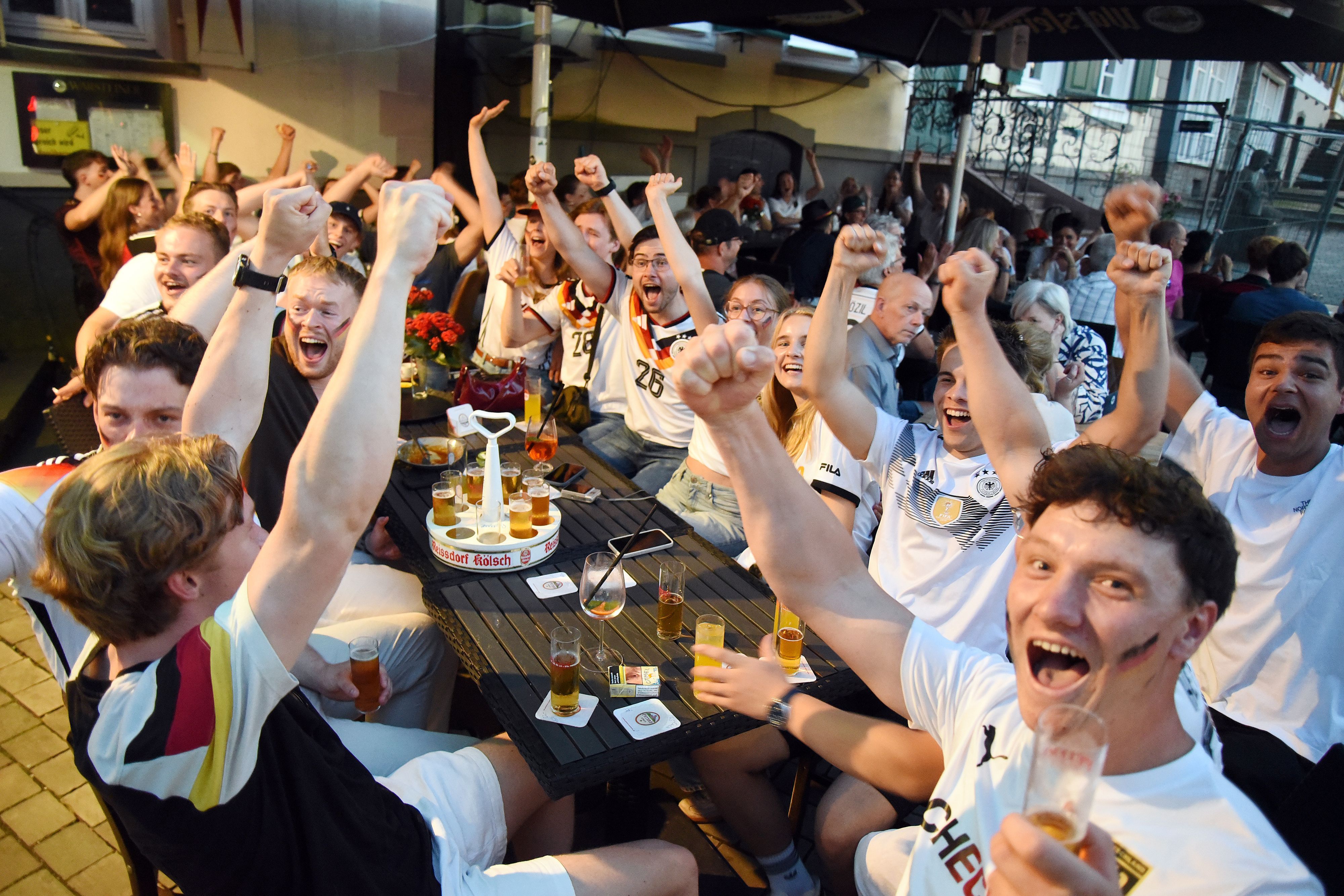 Weltmeisterschaft-So-feiern-die-Fans-in-Oberberg-den-Fu-ball-und-die-Freundschaft