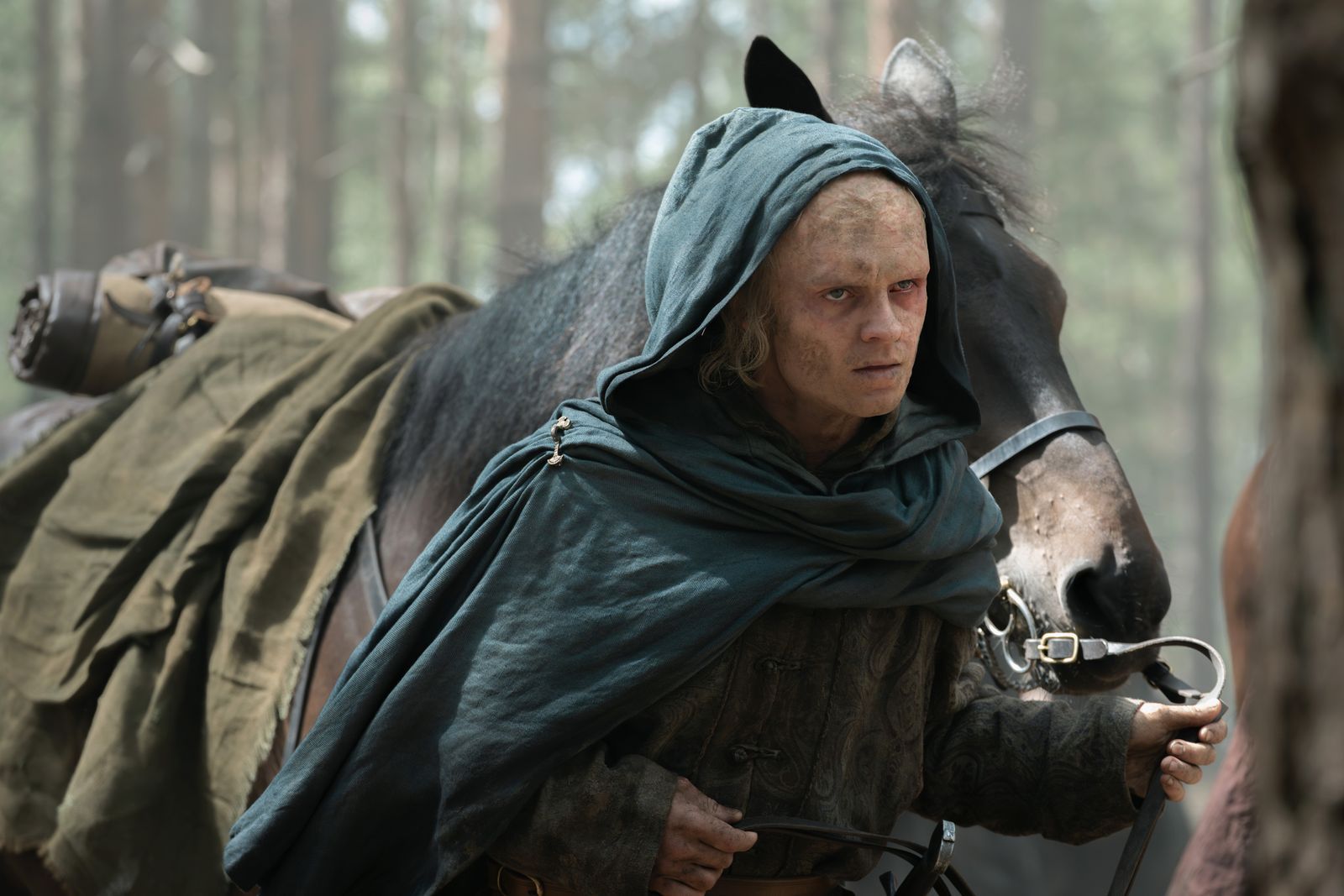 Der nach einem schreckliche Unfall entstellte Aegon II. (Tom Glynn-Carney) auf der Flucht. (Bild: HBO MAX)