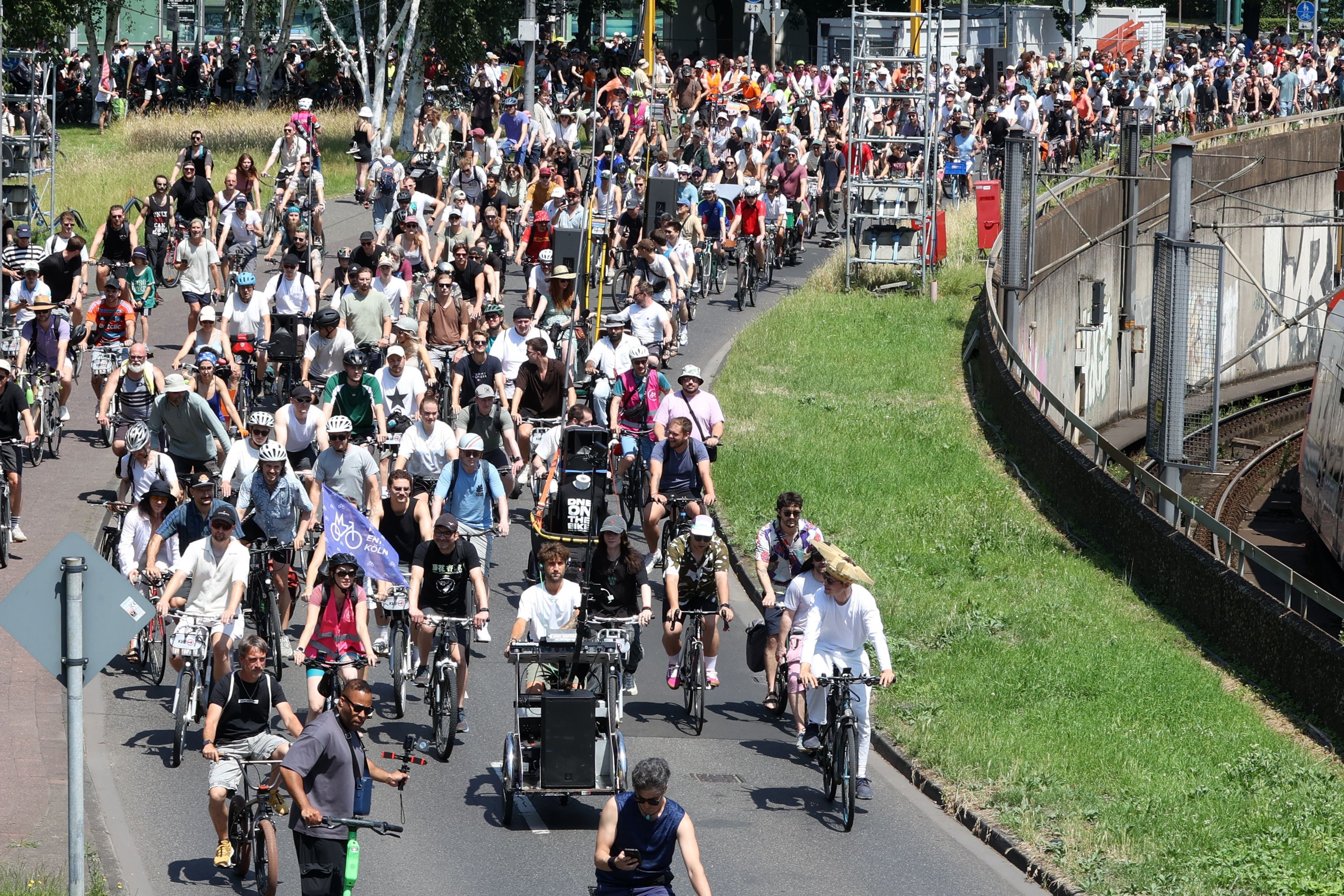 DJ Dom Whiting beim Fahrrad-Rave in Köln.
