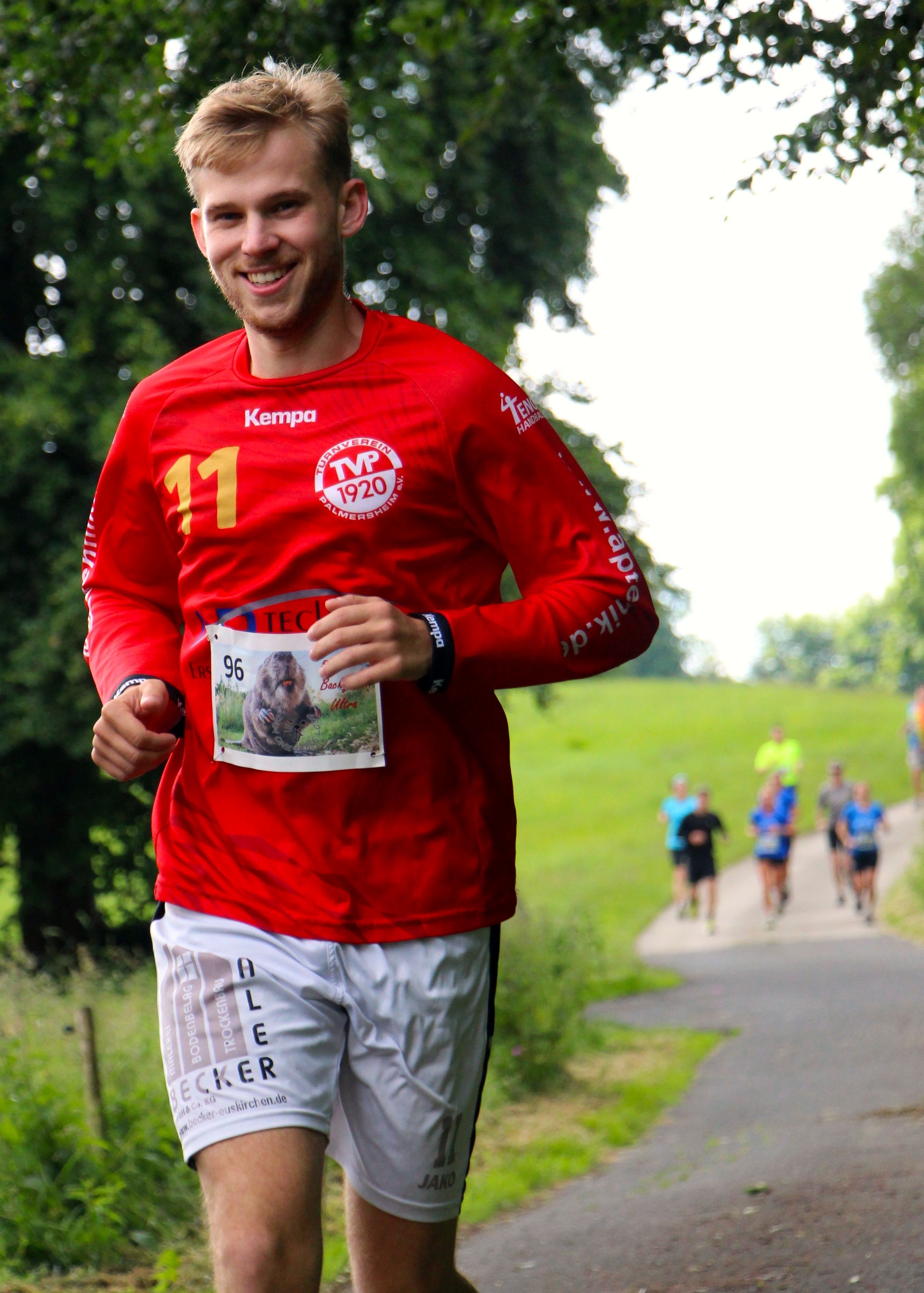Paul Blesse lacht während des Laufens in die Kamera.