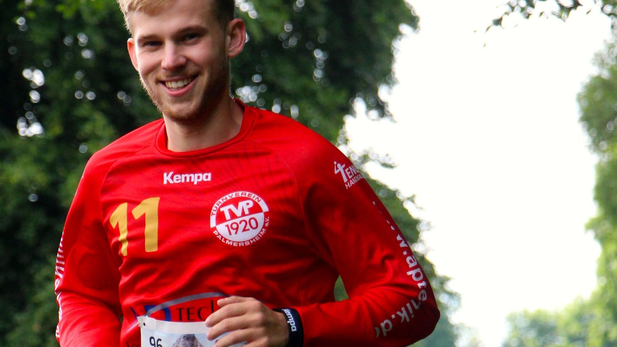 Paul Blesse lacht während des Laufens in die Kamera.
