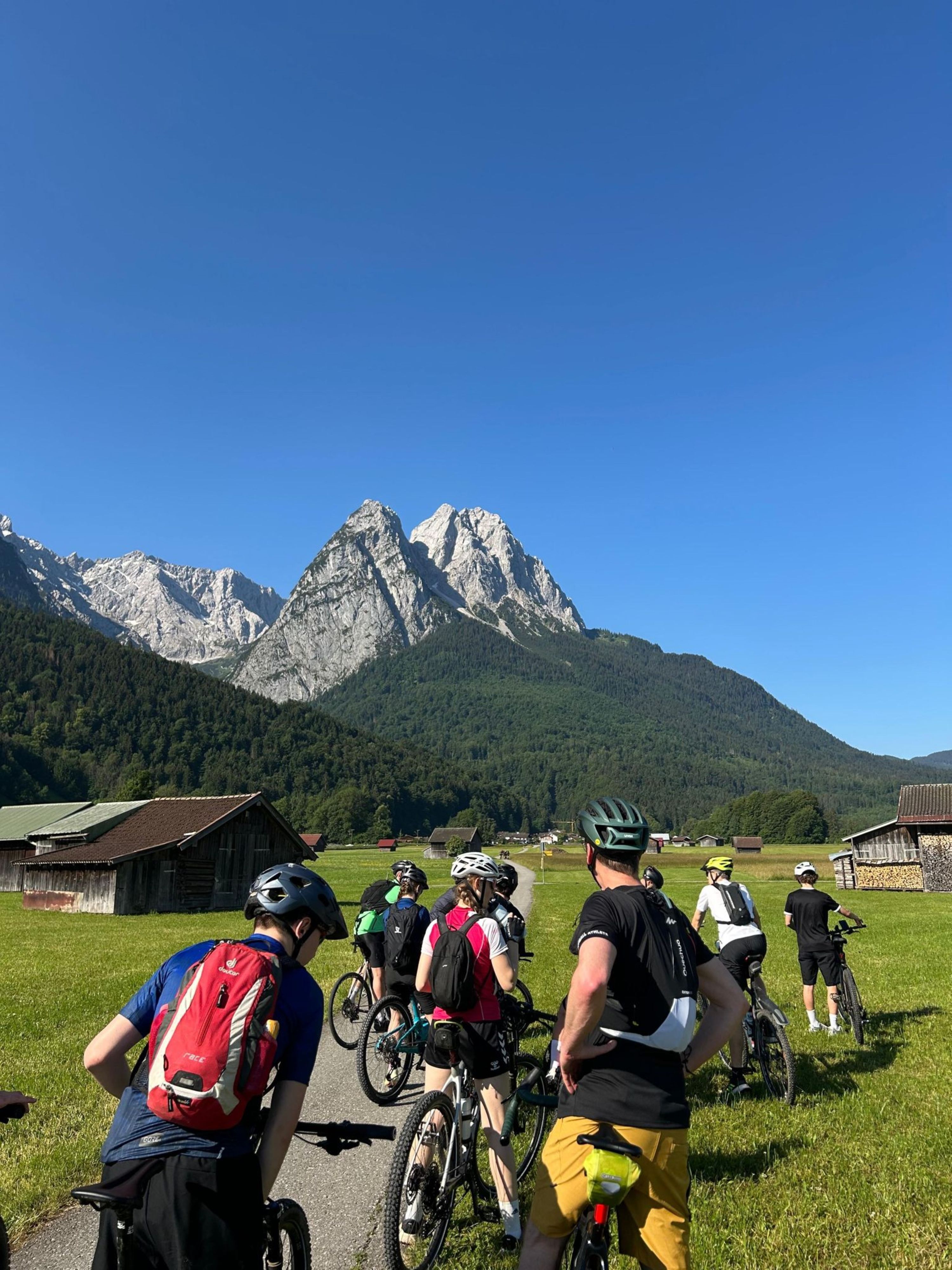 Die Gummersbacher Lindengymnasiasten überqueren die Alpen mit dem Fahrrad.
